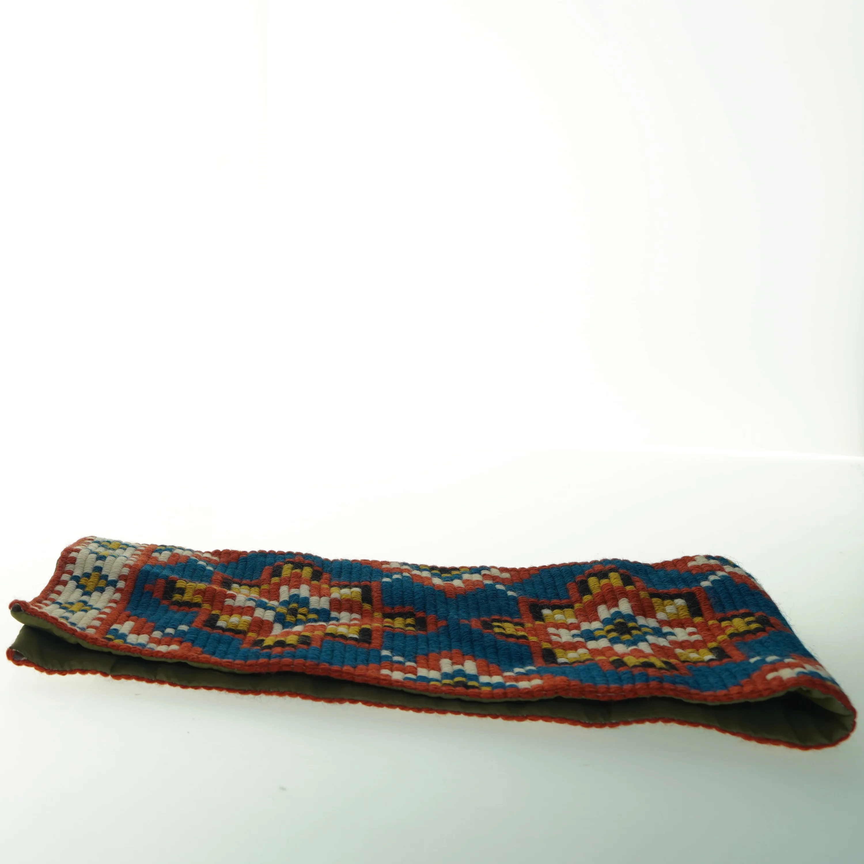 Vævet bordløber med geometrisk mønster (str. 80x20 cm)