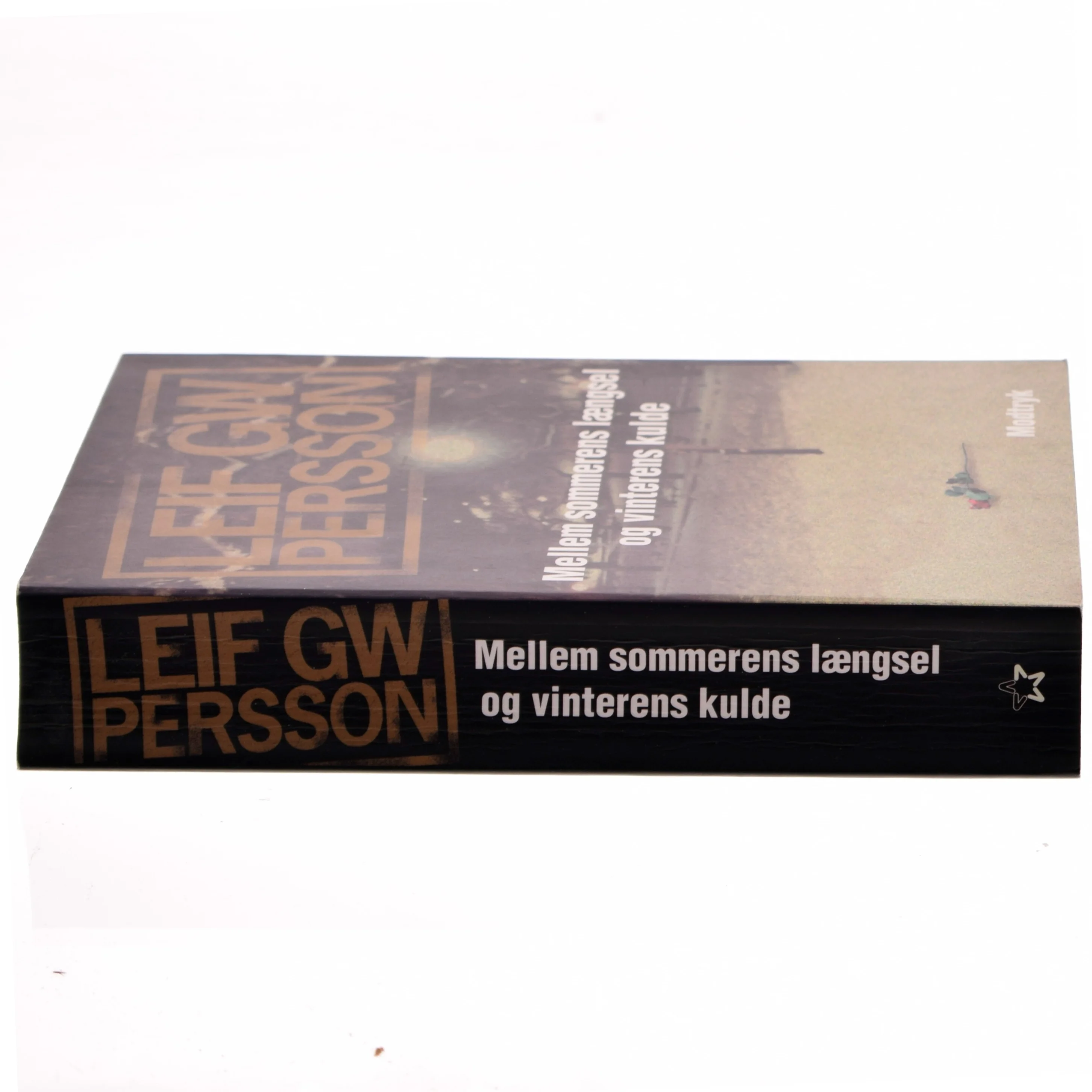 Mellem sommerens længsel og vinterens kulde : af Leif G. W. Persson (Bog)