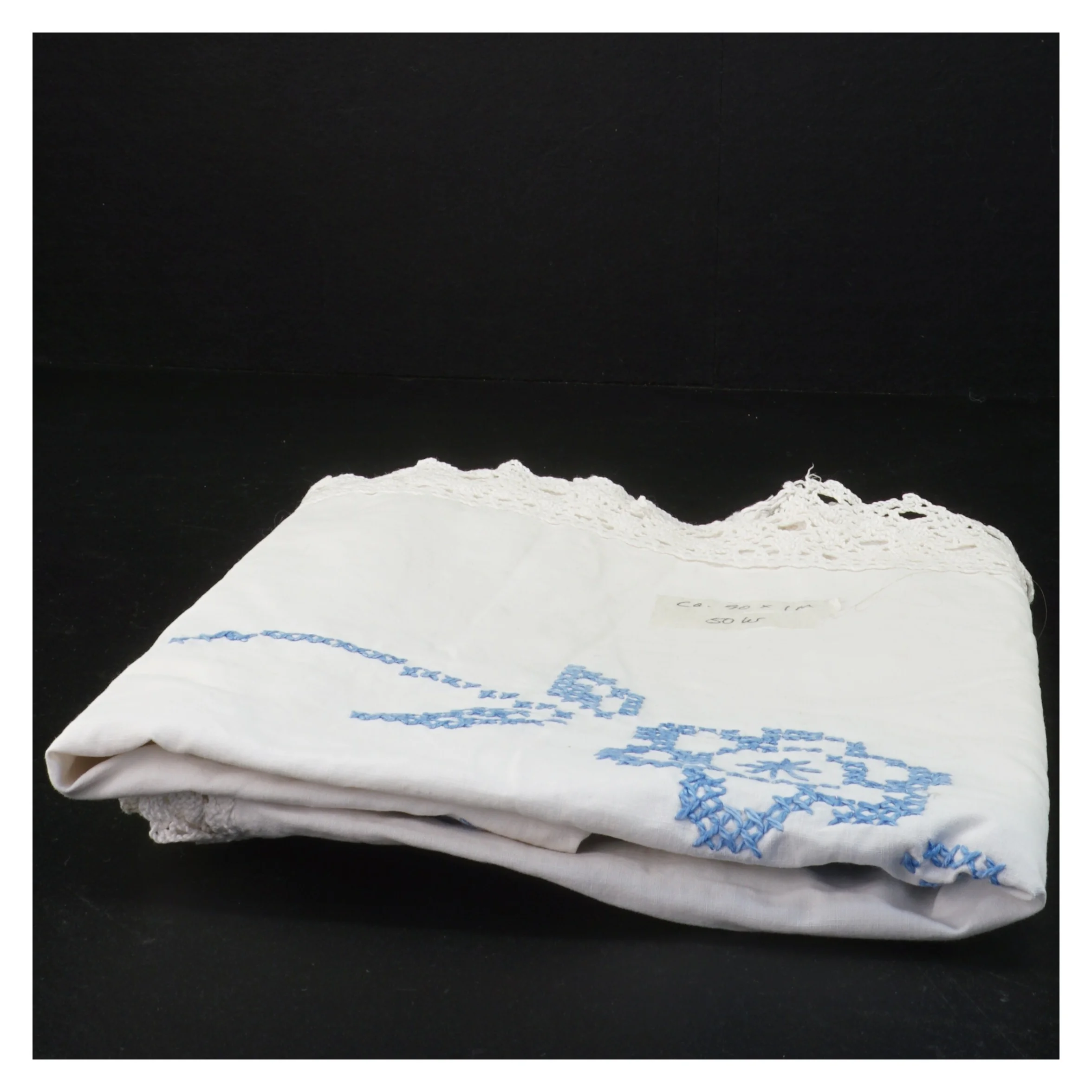 Broderet dug med blonder (str. 104 x 92 cm)