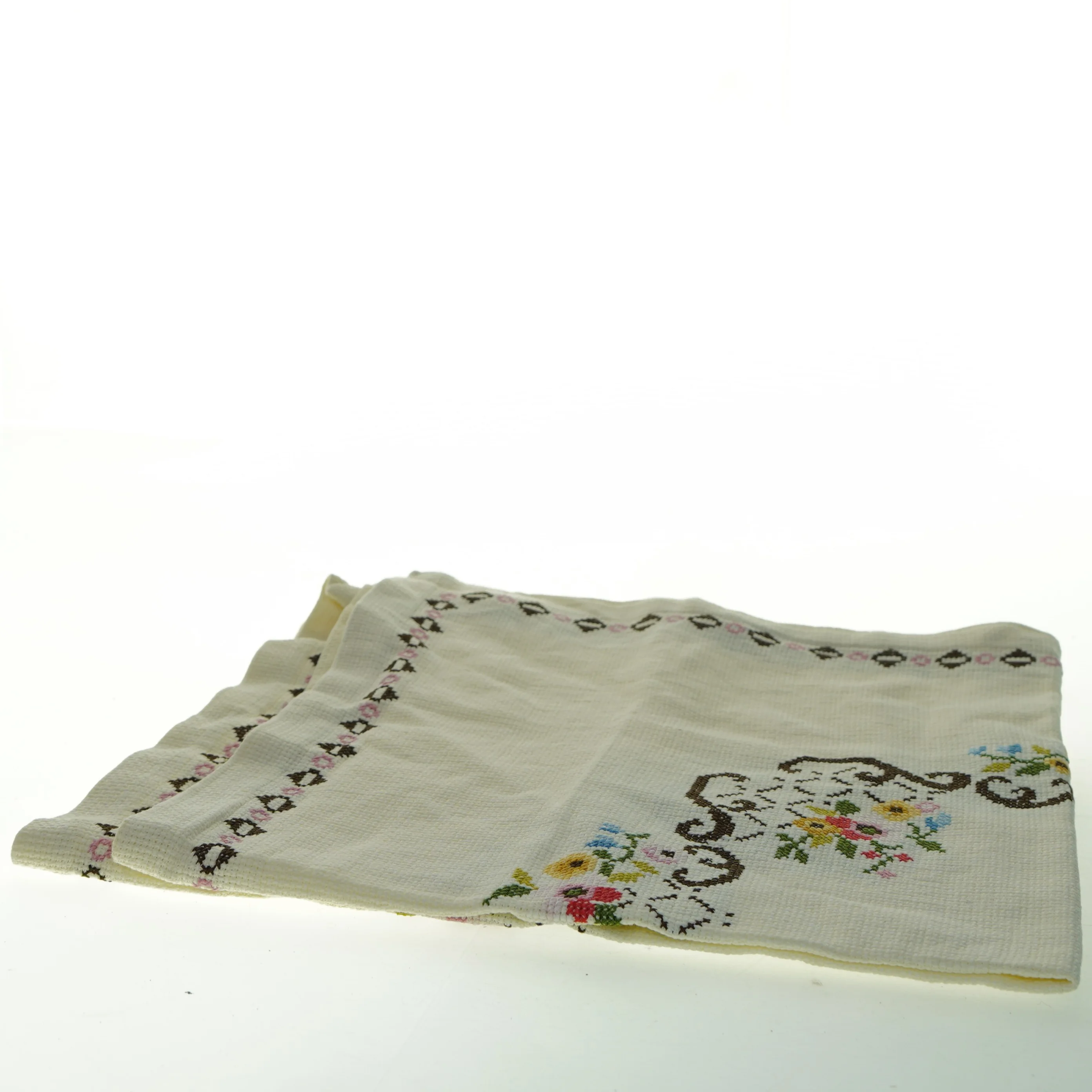 Broderet dug (str. 66x65 cm)