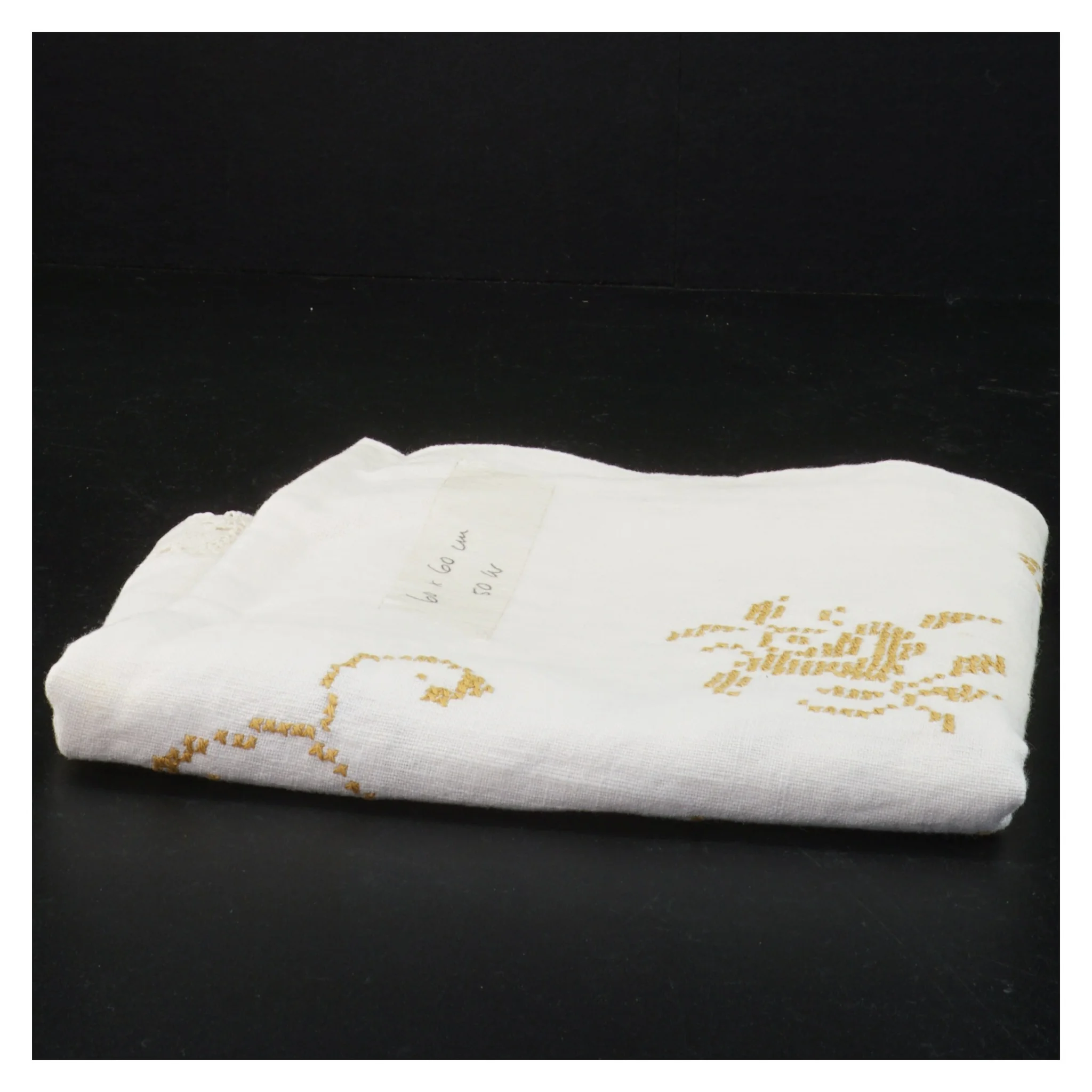 Hvid broderet dug med blondedetaljer (str. 70 x 67 cm)