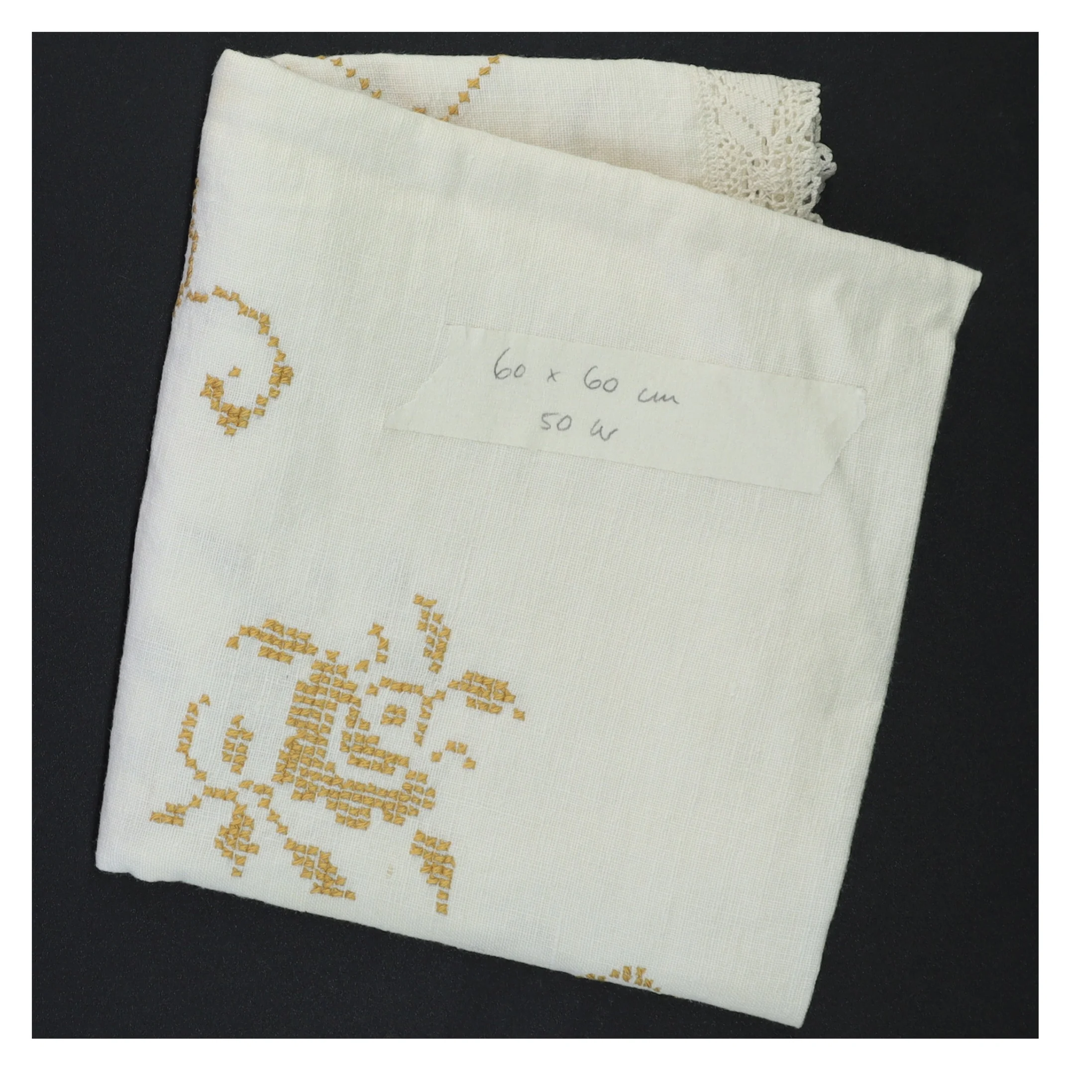 Hvid broderet dug med blondedetaljer (str. 70 x 67 cm)
