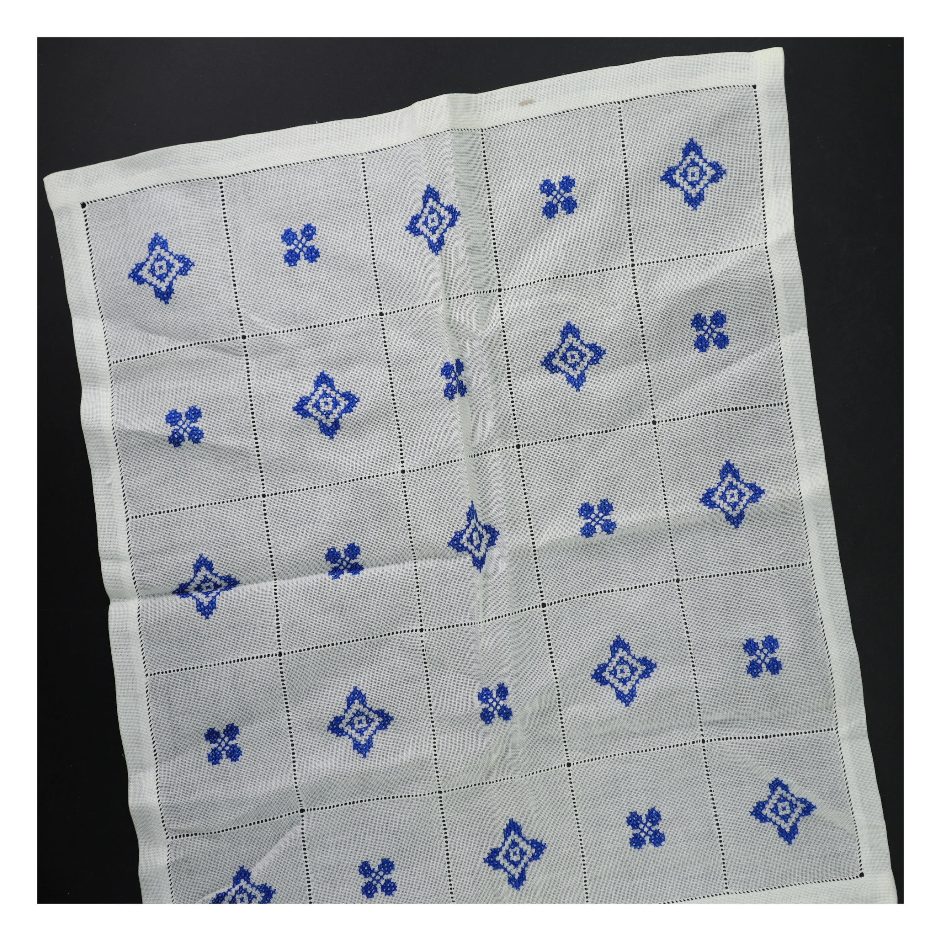 Broderet dug (str. 43 x 43 cm)