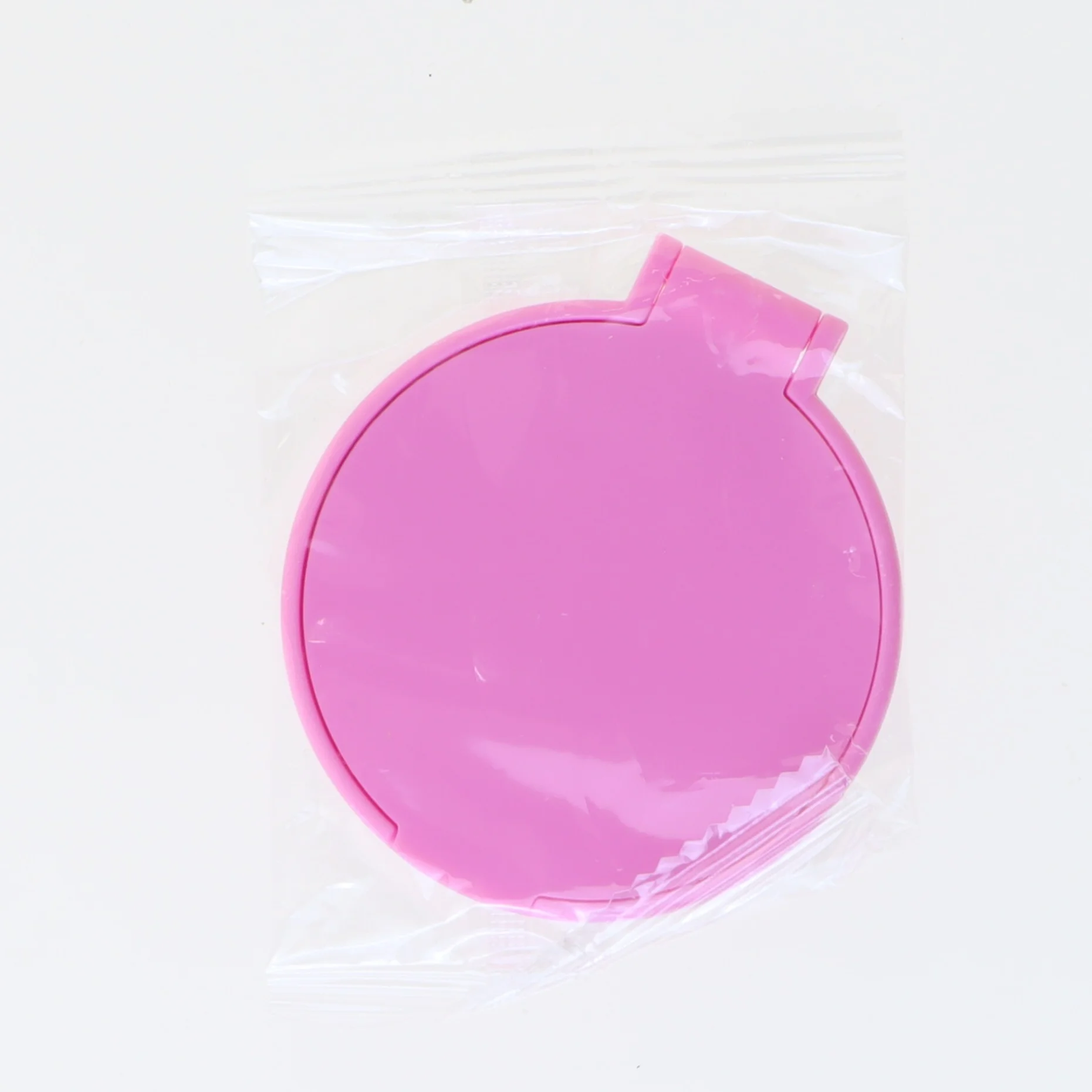 Rund pink plastbeholder (str. &Oslash; 6,5 cm)