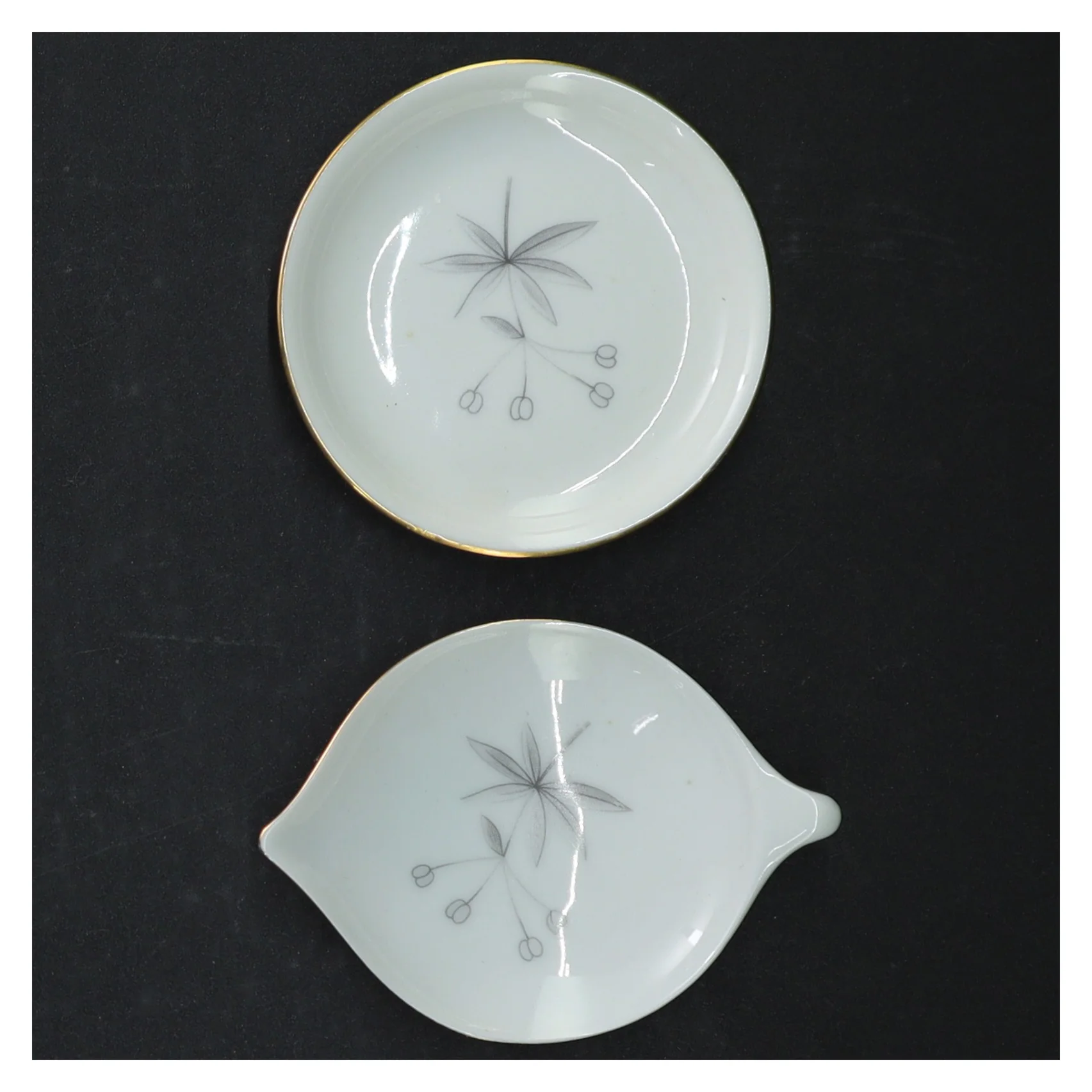 Porcelænsaskebæger og lille tallerken fra B&G (str. 10 cm. 8,5 cm)