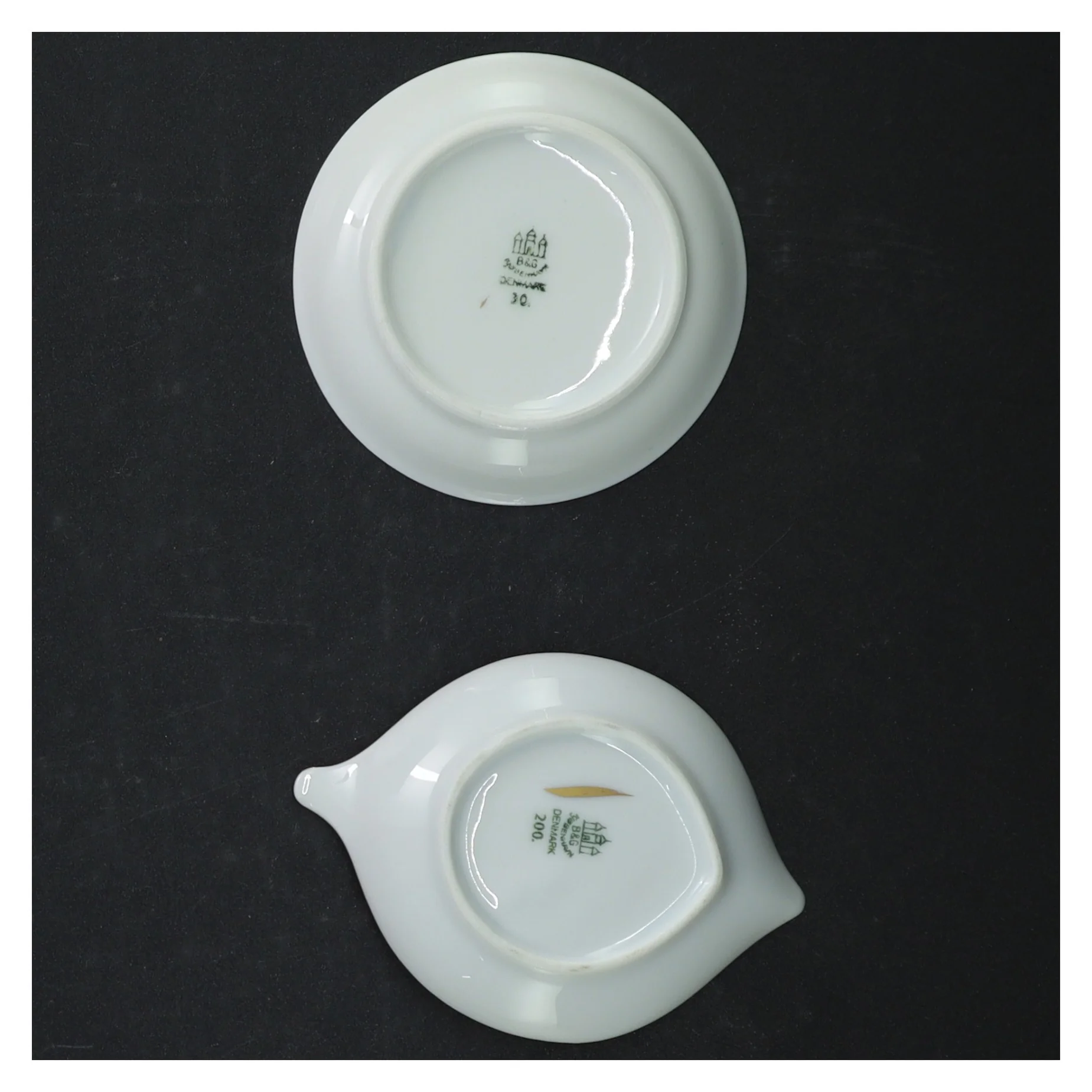 Porcelænsaskebæger og lille tallerken fra B&G (str. 10 cm. 8,5 cm)