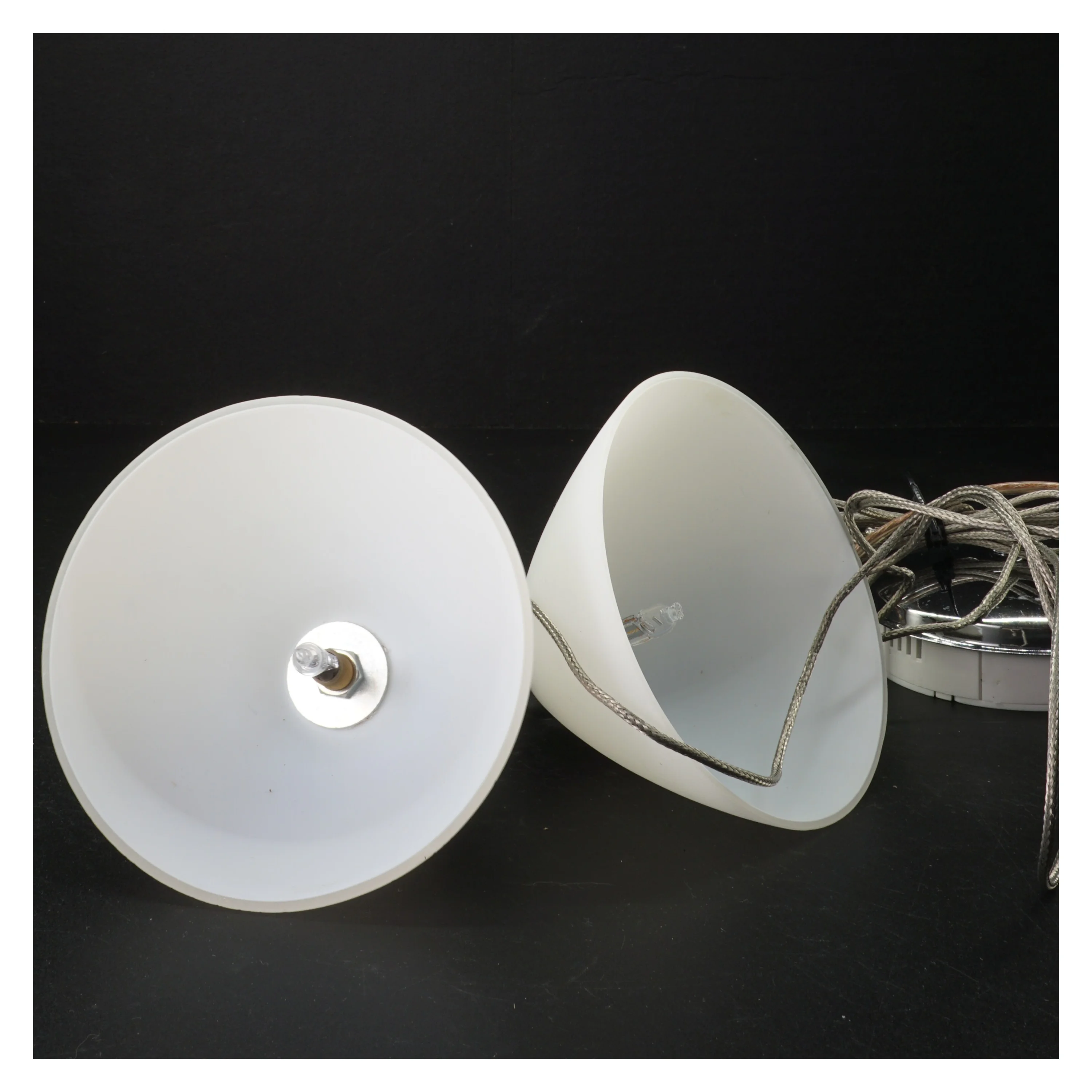 Dobbelt væglampe med hvide skærme (str. 9 cm høj. 13 cm i diameter)