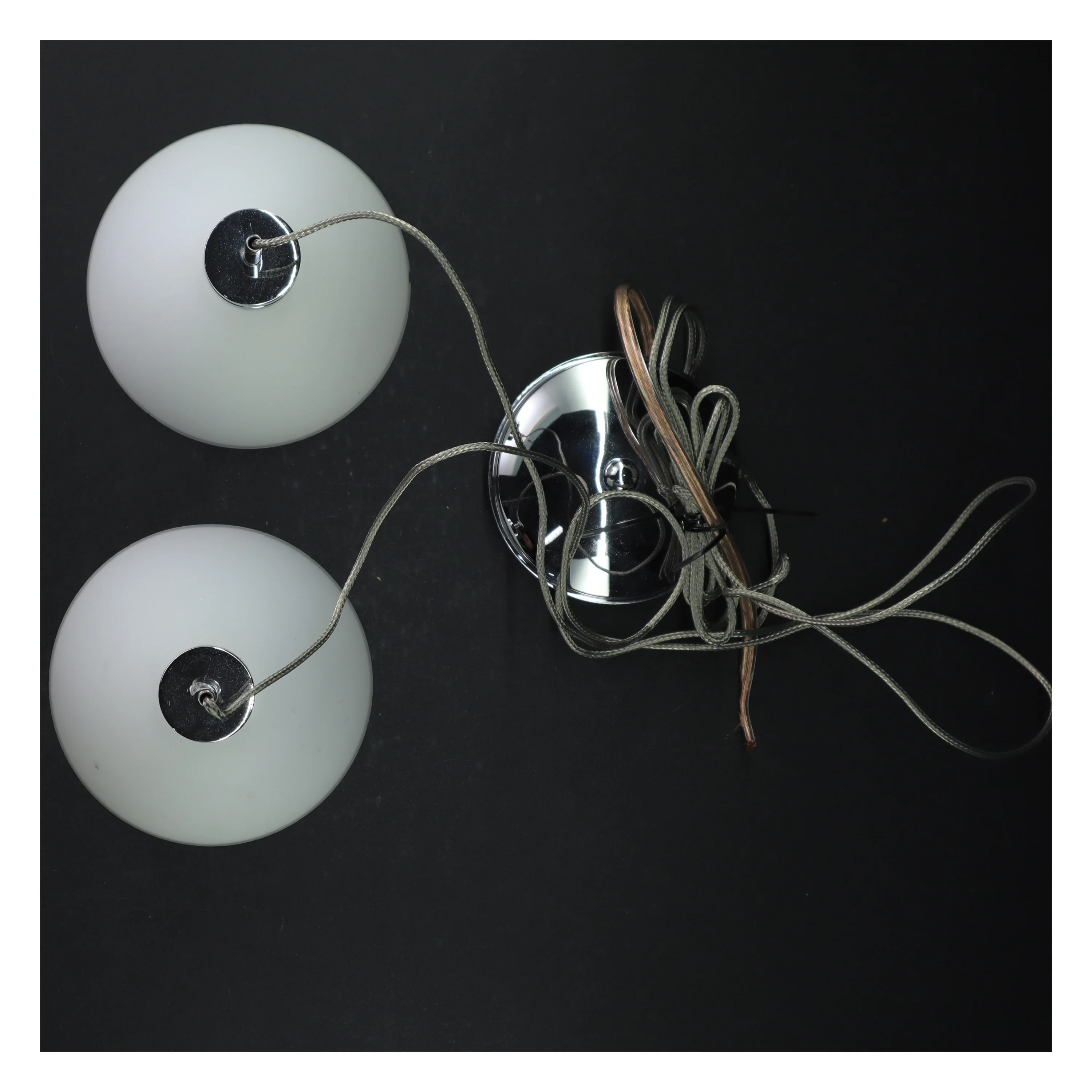 Dobbelt væglampe med hvide skærme (str. 9 cm høj. 13 cm i diameter)