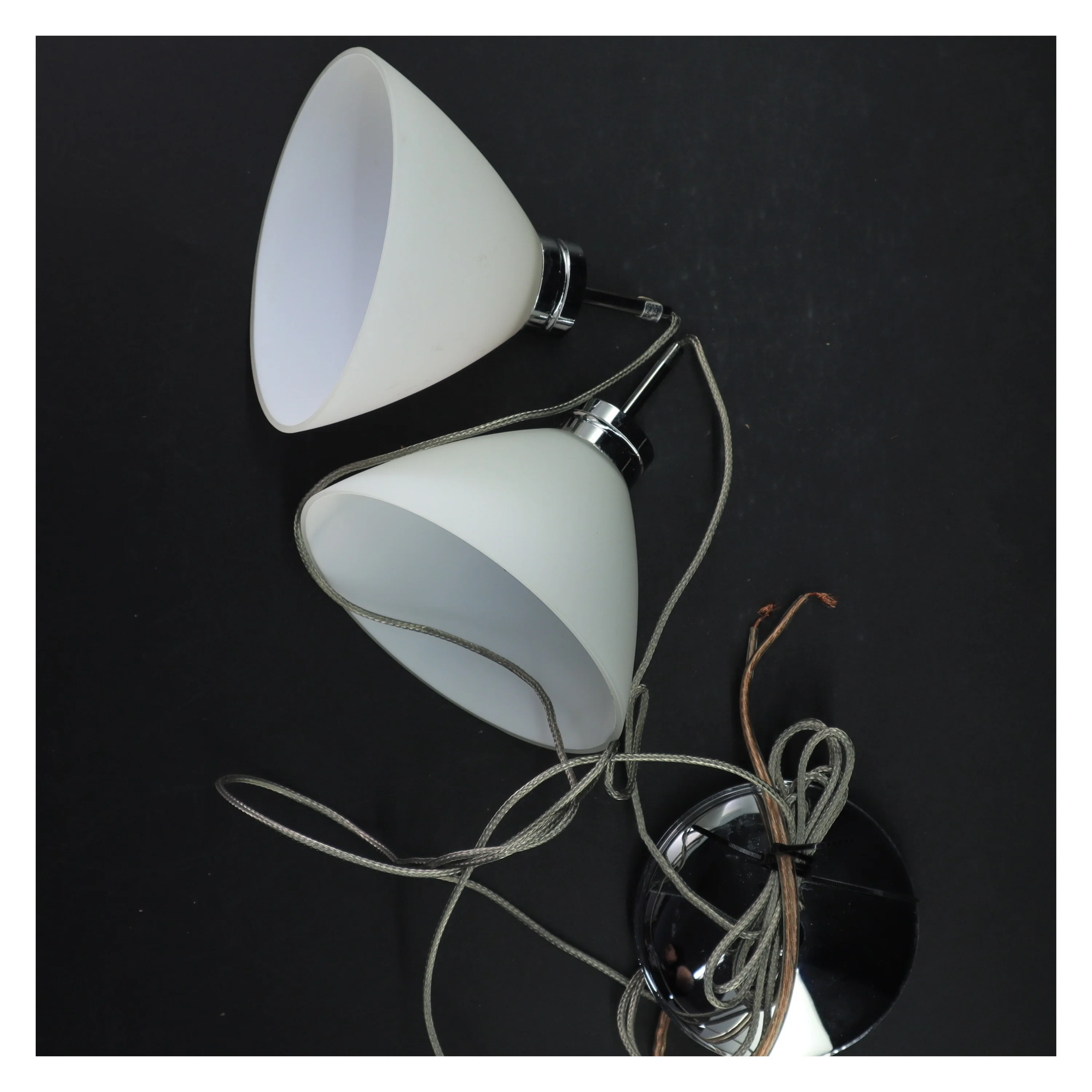 Dobbelt væglampe med hvide skærme (str. 9 cm høj. 13 cm i diameter)