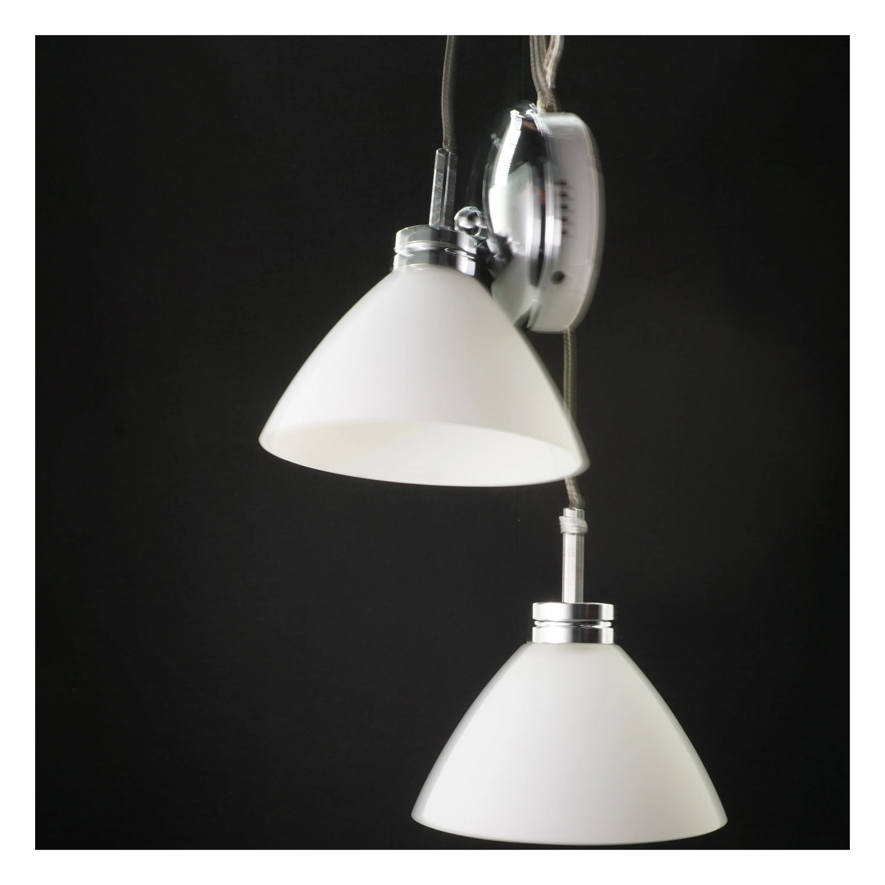 Dobbelt væglampe med hvide skærme (str. 9 cm høj. 13 cm i diameter)