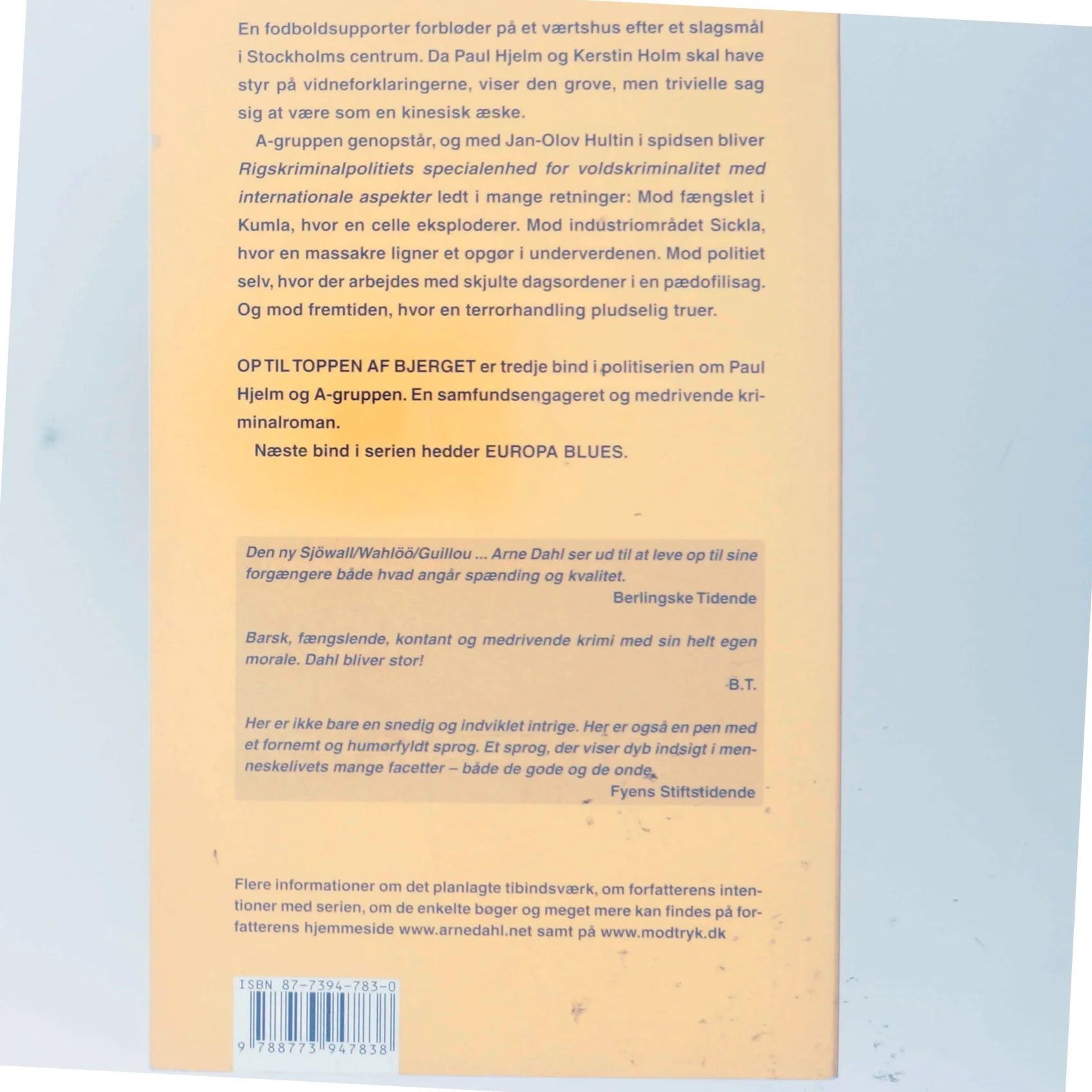 Op til toppen af bjerget af Arne Dahl (f. 1963) (Bog)