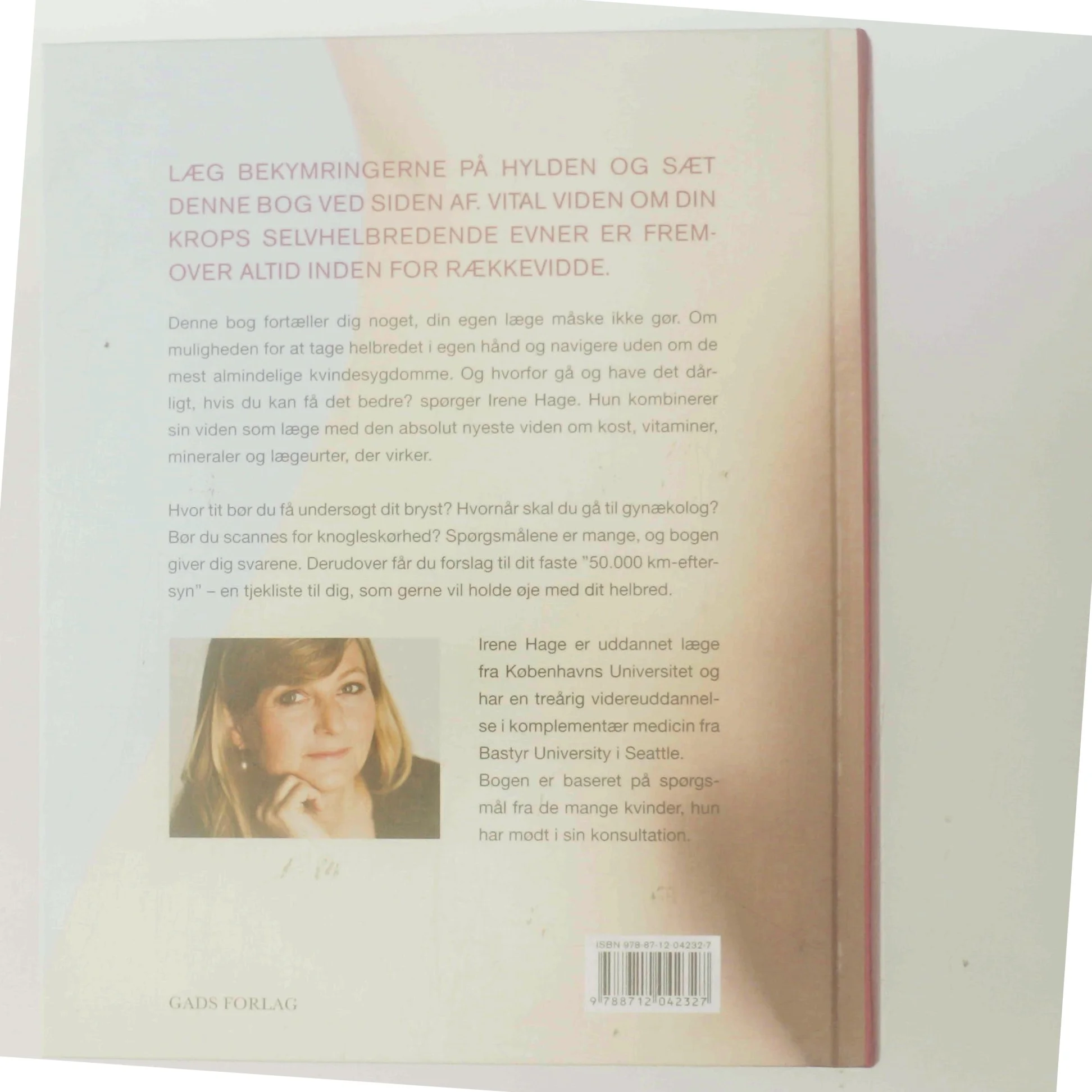 Kvinde - krop og sundhed : en moderne læges guide til selvhelbredelse af Irene Hage (Bog)