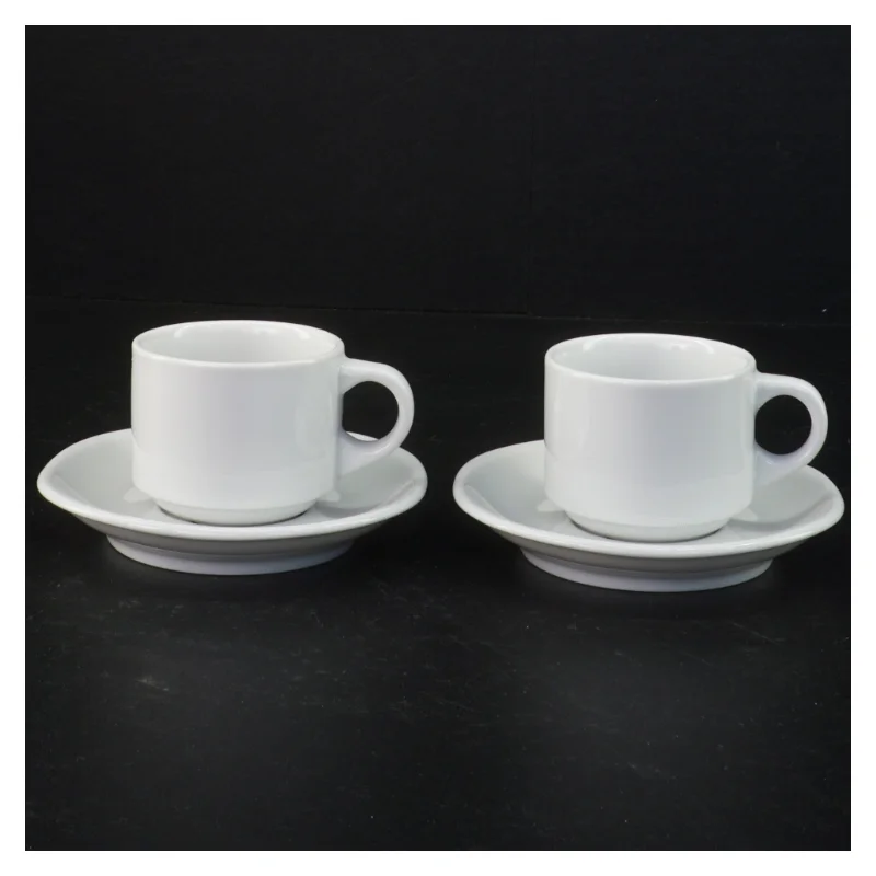 Hvide expresso porcelæns kopper med underkopper fra Pillivuyt (str. Underkop 12 x 12 x 2 cm kop 8 komma 5 x 6 komma 5 x 5 cm)