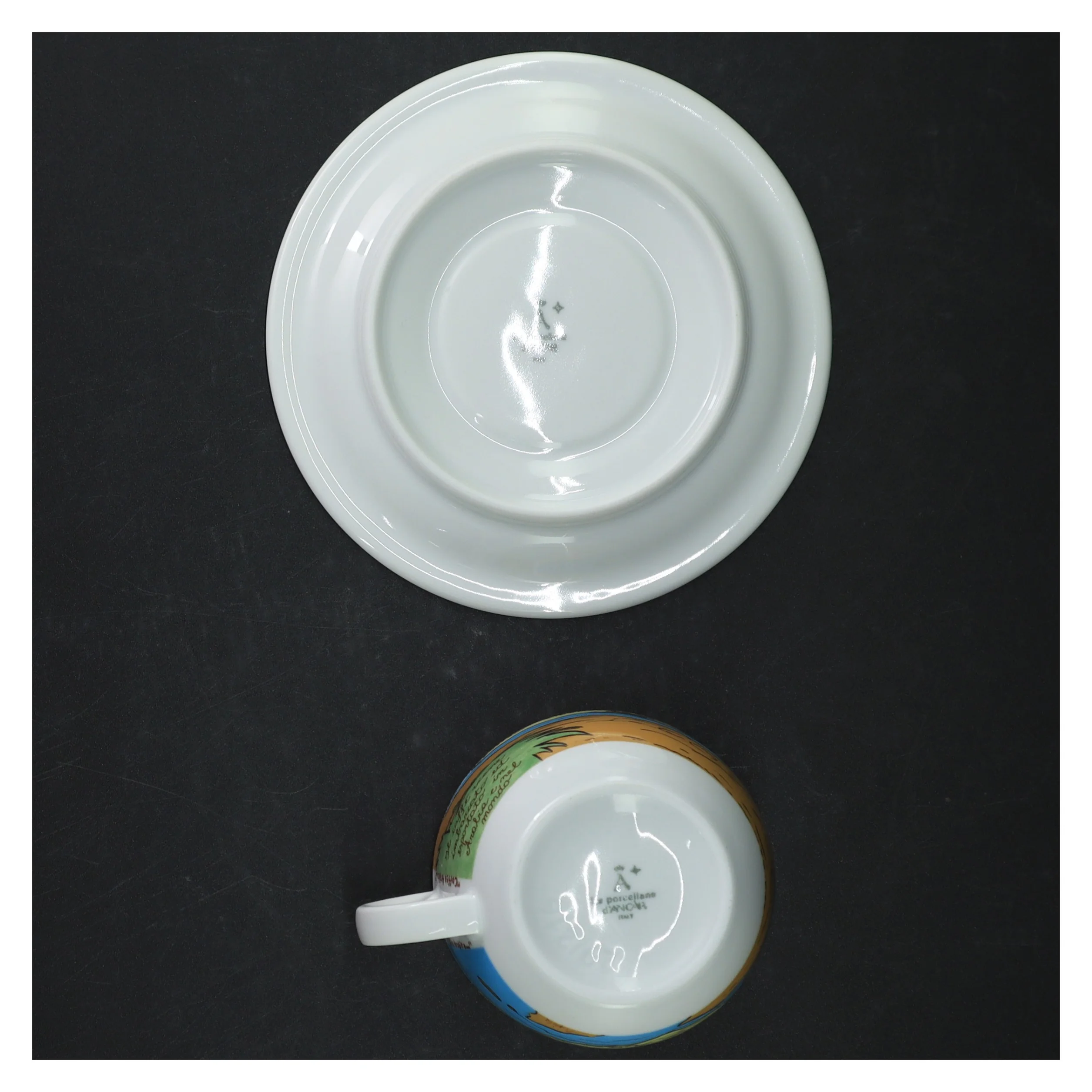 Dekoreret cappuccino kop og underkop fra D’Ancàr (str. Y, 14,5 cm. h 6,5 cm, ø 8,5 cm)