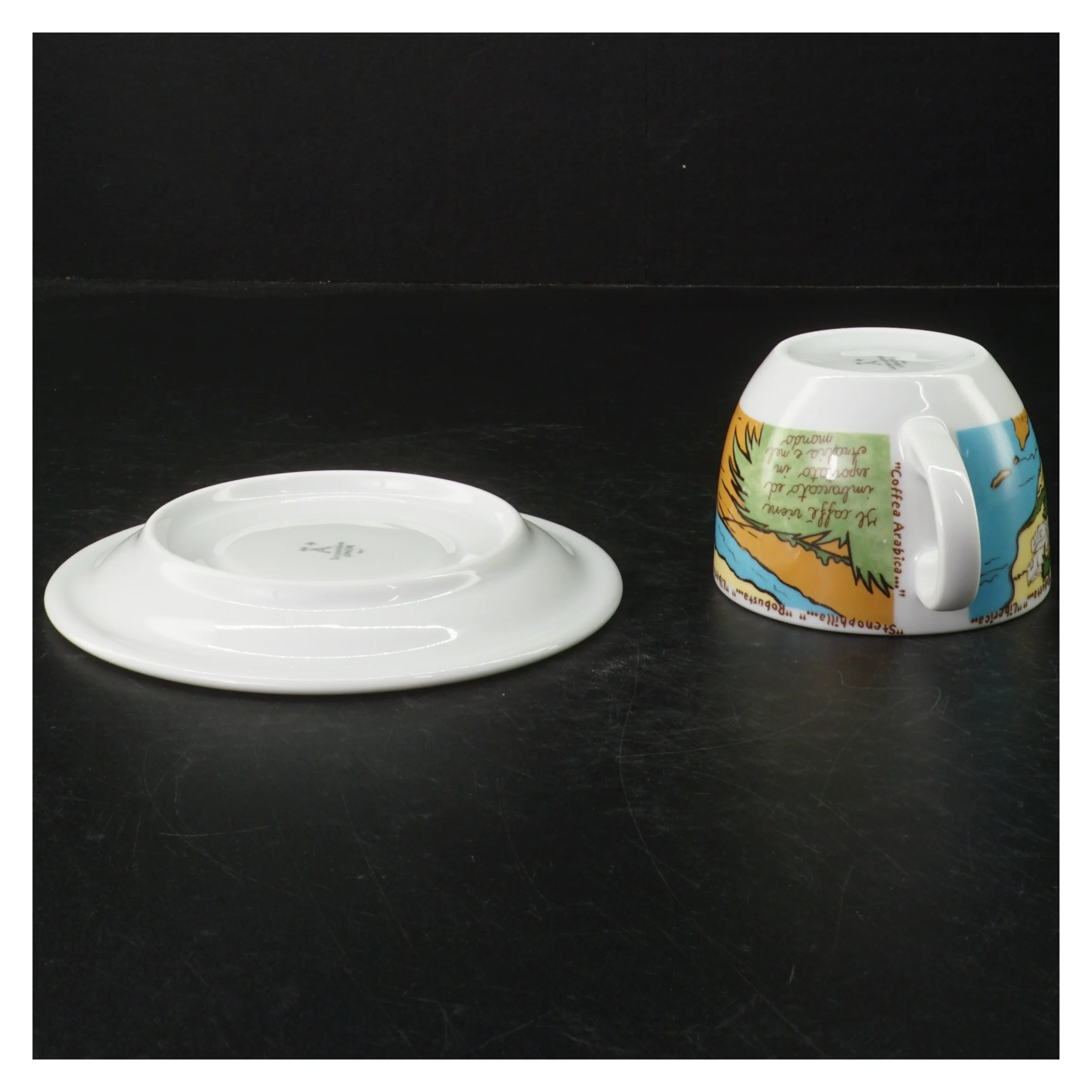 Dekoreret cappuccino kop og underkop fra D’Ancàr (str. Y, 14,5 cm. h 6,5 cm, ø 8,5 cm)