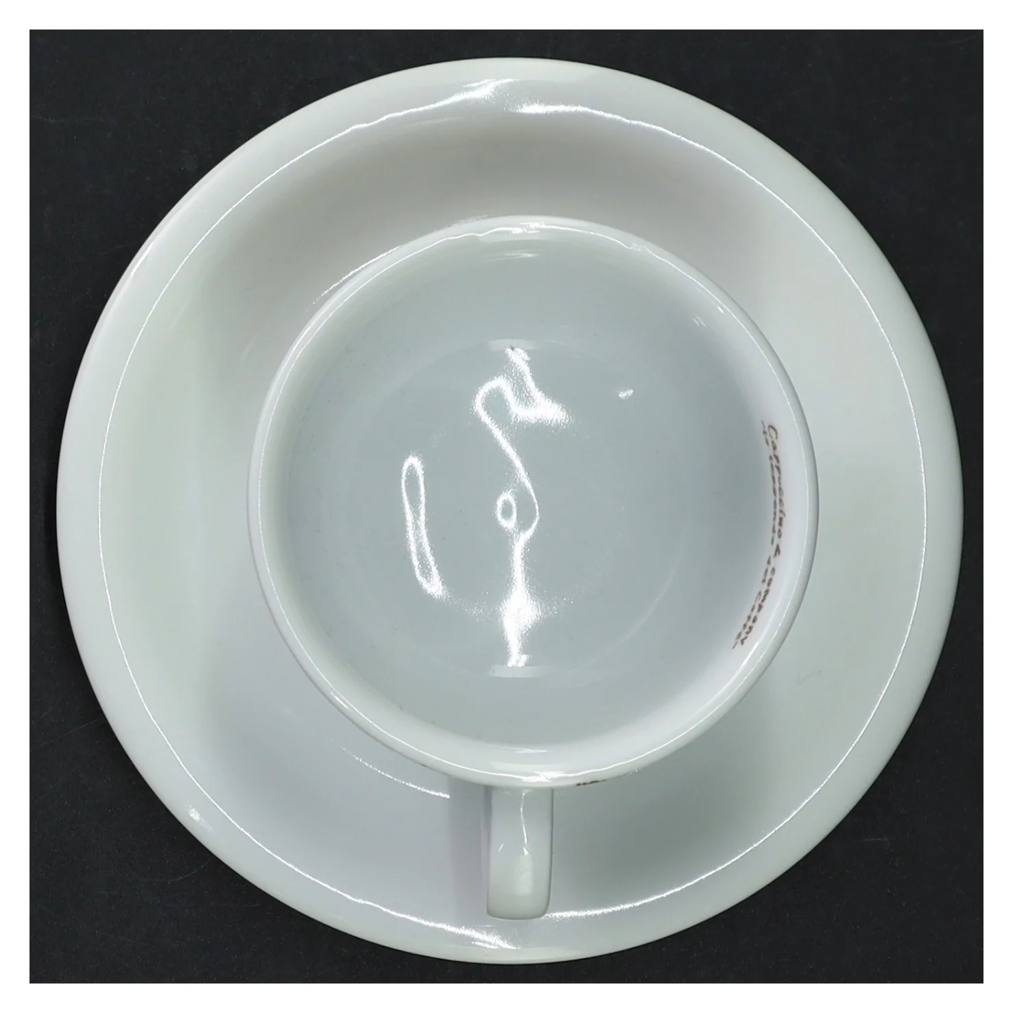 Dekoreret cappuccino kop og underkop fra D’Ancàr (str. Y, 14,5 cm. h 6,5 cm, ø 8,5 cm)