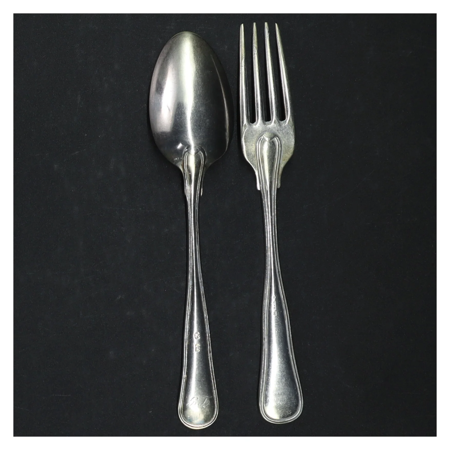 Sølvbestik dobbelt riflet.