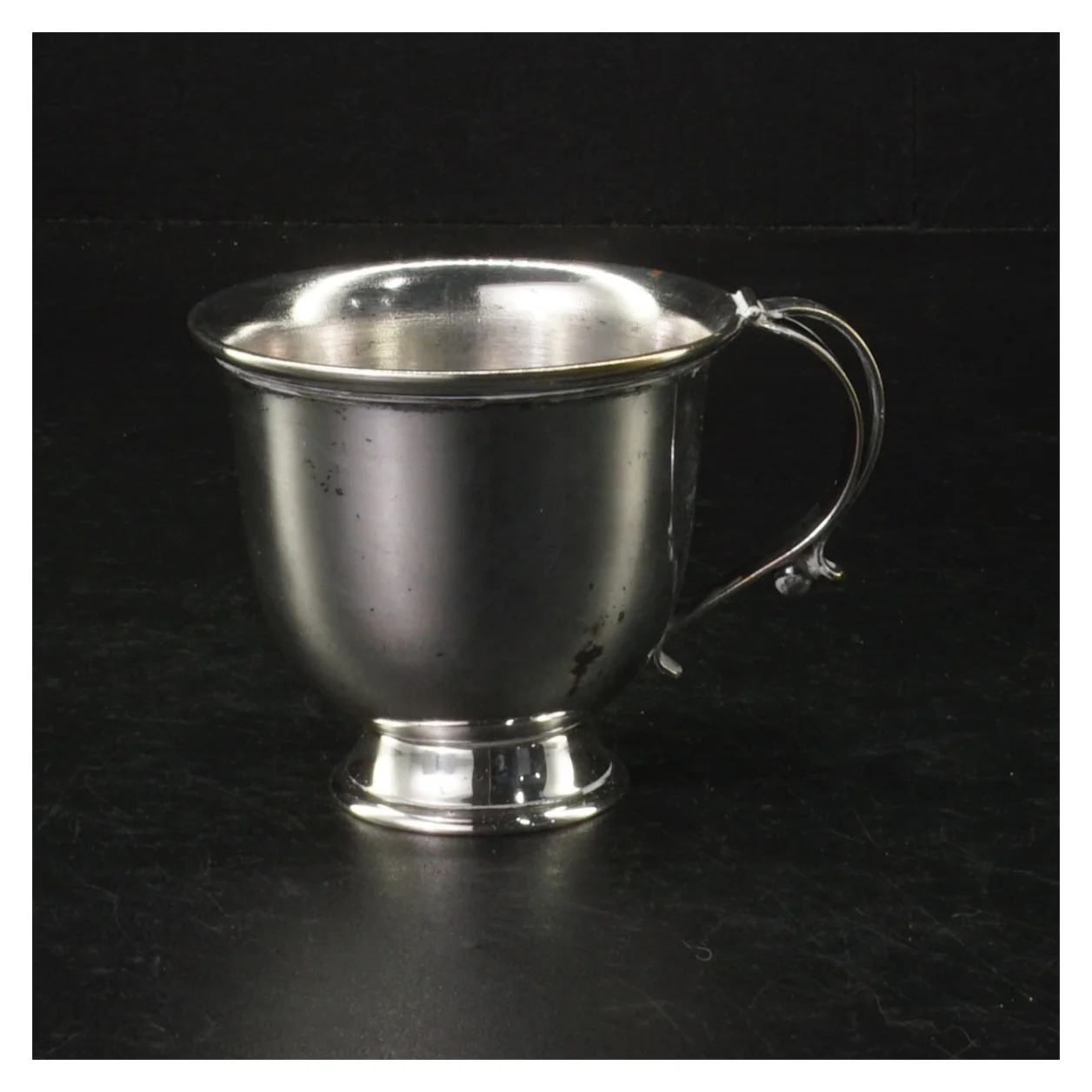 Fors&oslash;lvet barne krus. (str. H. 6,5 cm. &oslash;. 8 cm)