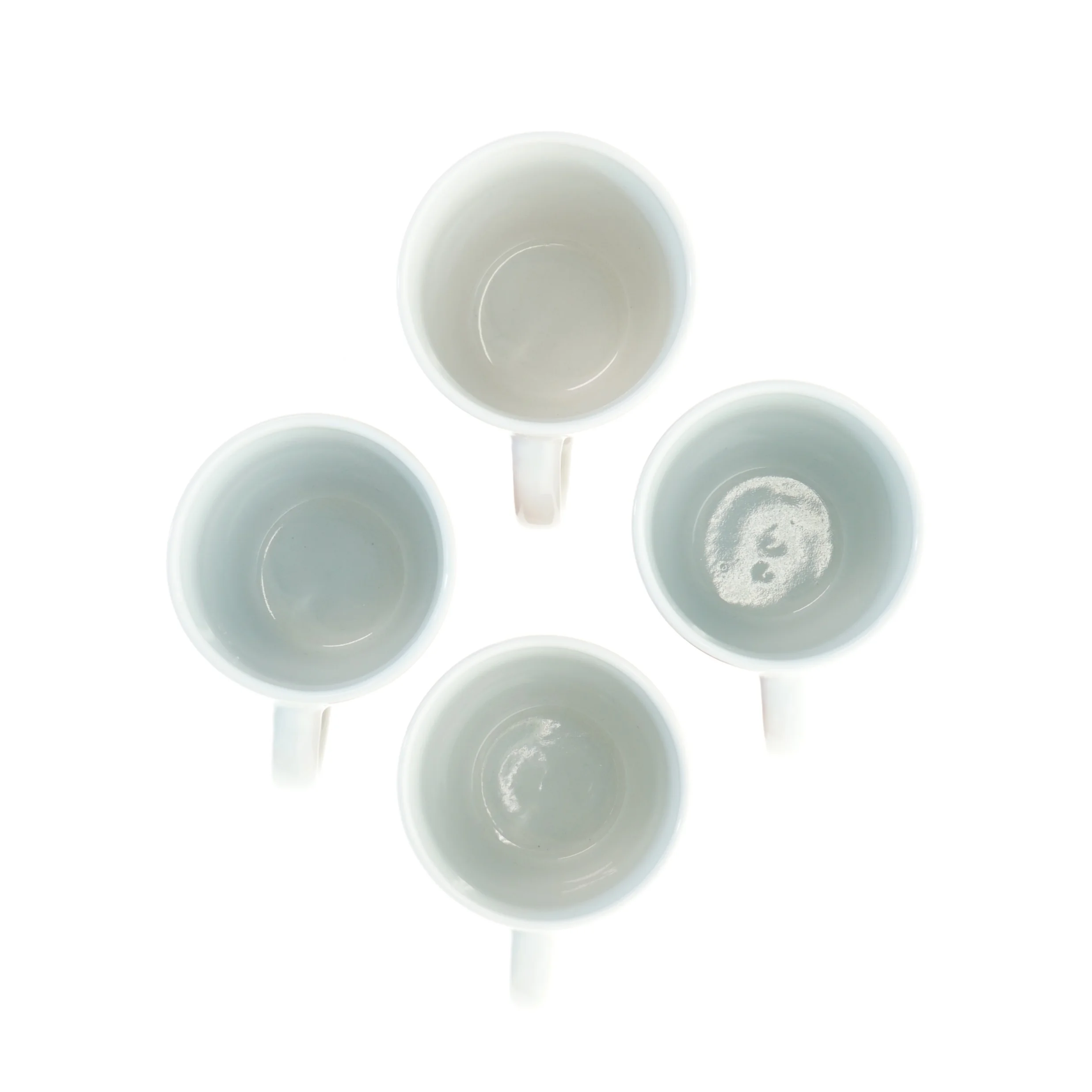 Røde og hvide krus med jule dekoration fra Søstrene Grene (str. H. 9,5 cm. ø. 8,5 cm)