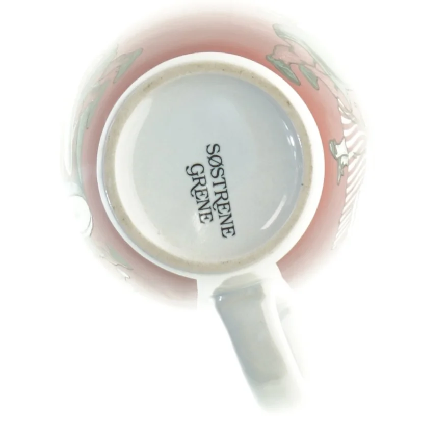 Røde og hvide krus med jule dekoration fra Søstrene Grene (str. H. 9,5 cm. ø. 8,5 cm)