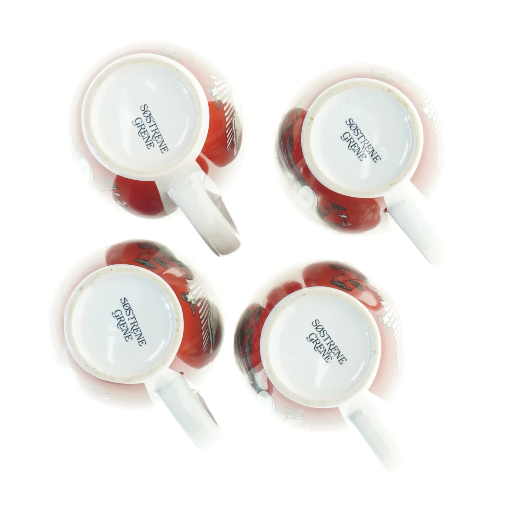 Røde og hvide krus med jule dekoration fra Søstrene Grene (str. H. 9,5 cm. ø. 8,5 cm)