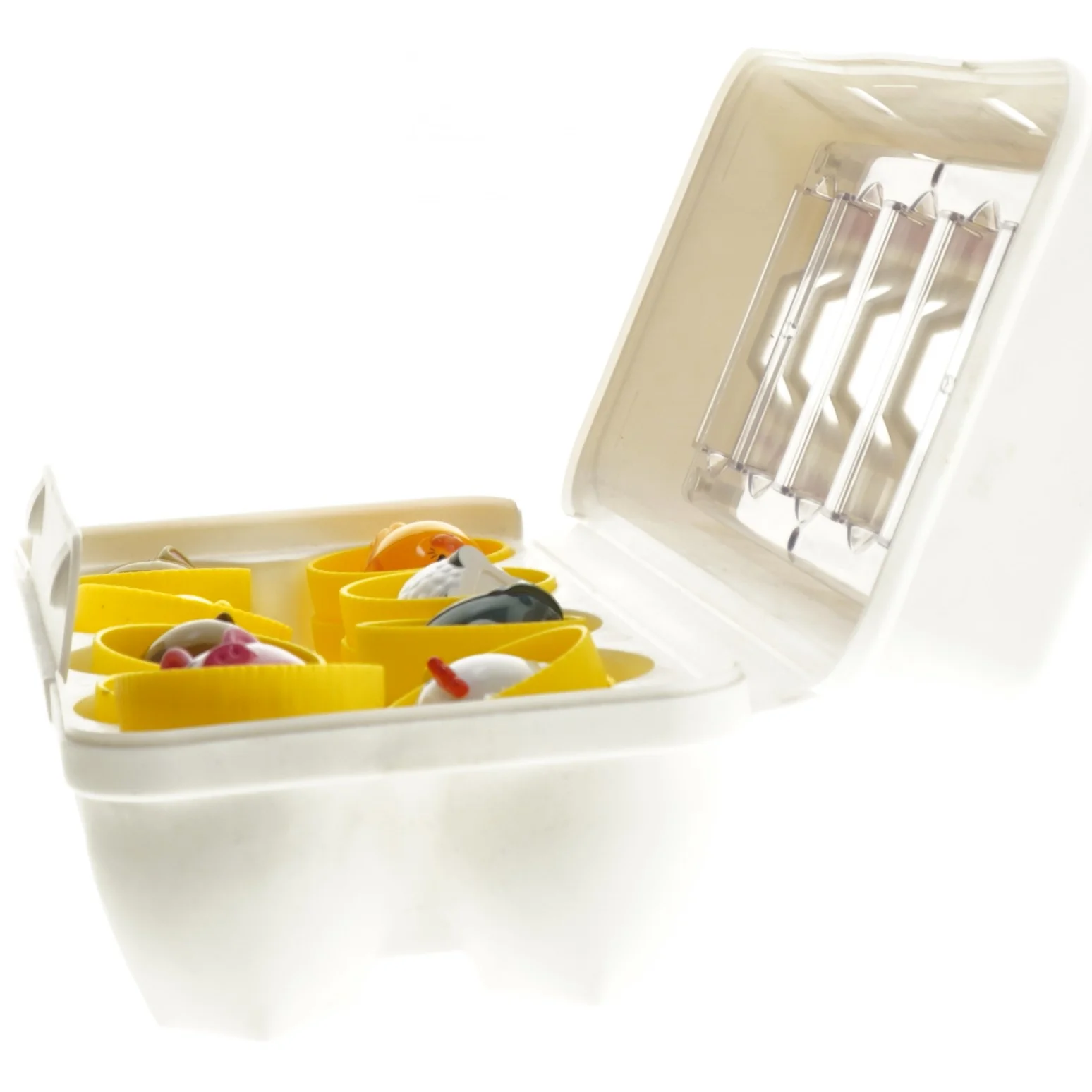 Legetøjsæggebakke med plastikkyllinger