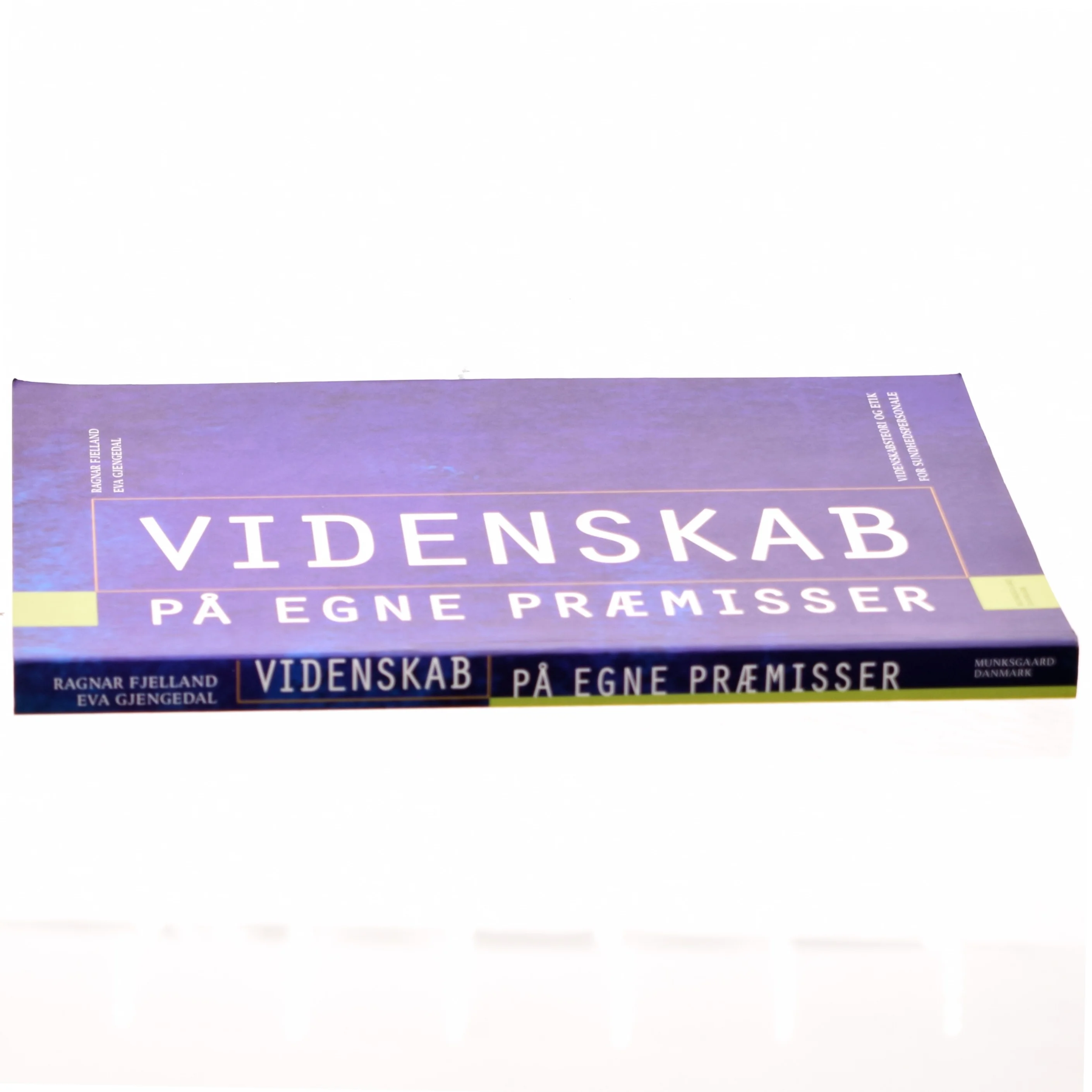 Videnskab på egne præmisser : videnskabsteori og etik for sundhedspersonale (Bog)