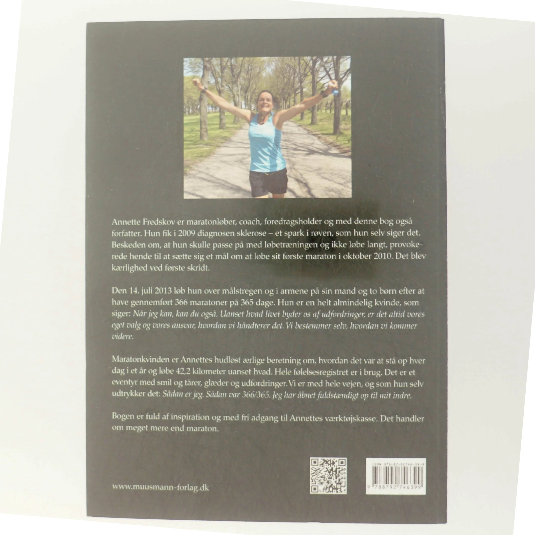 Maratonkvinden : 366 maratonløb på 365 dage af Annette Fredskov (Bog)