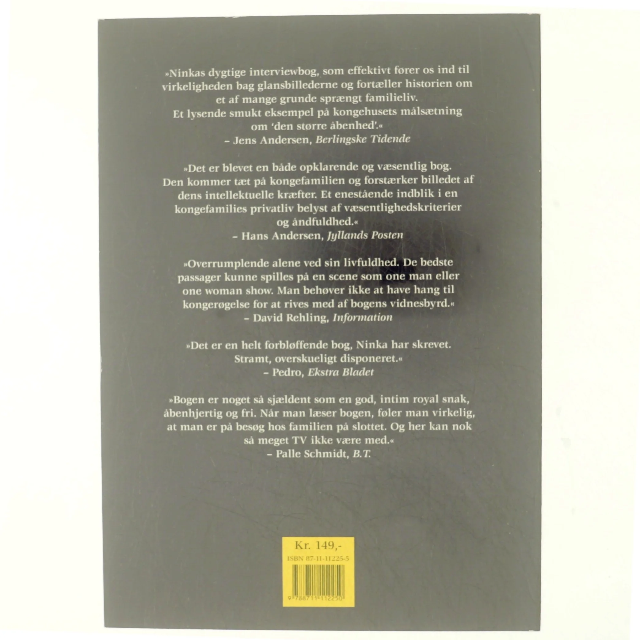 En familie og dens dronning af Anne Wolden-Ræthinge (Bog)