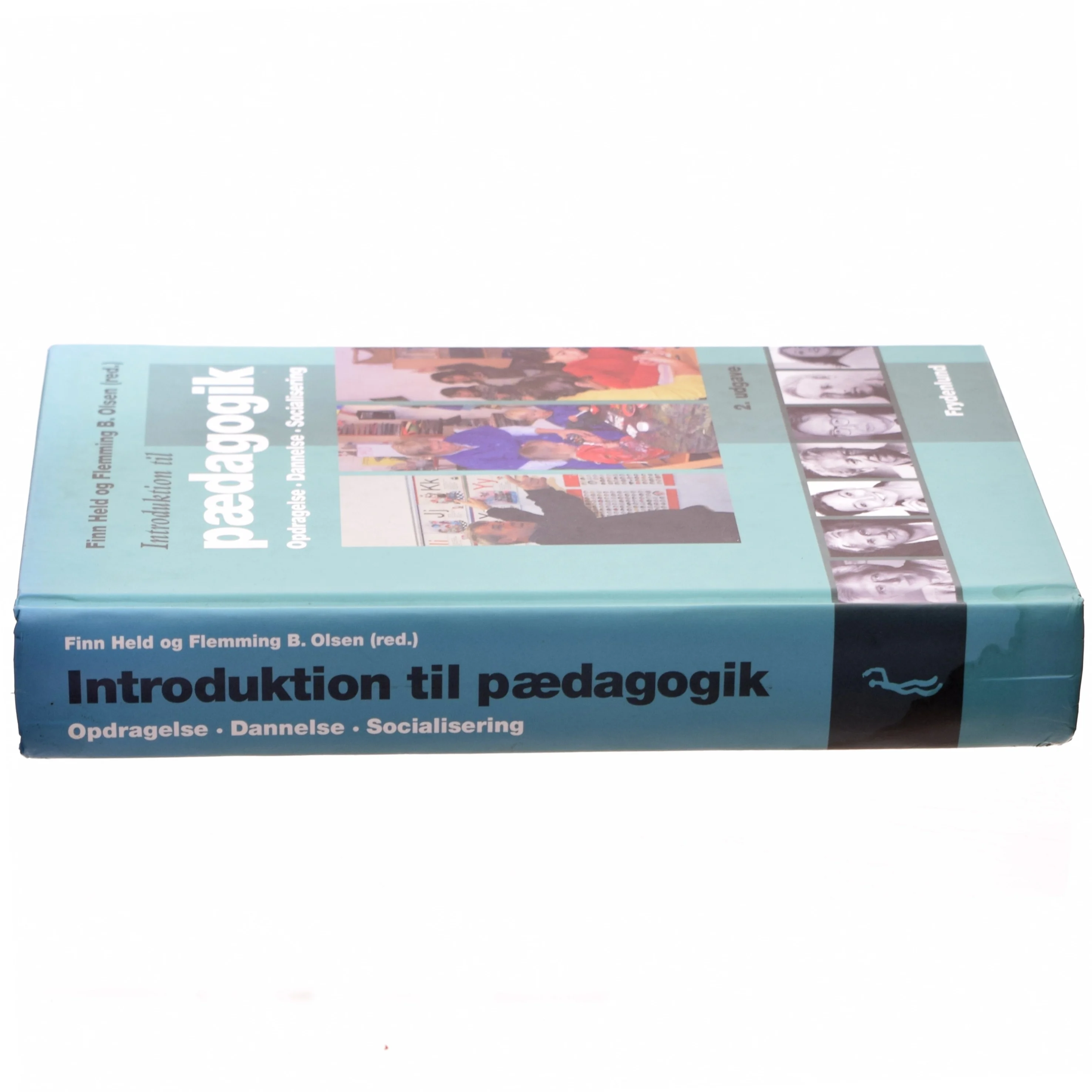 Introduktion til pædagogik : opdragelse, dannelse, socialisering (Bog)