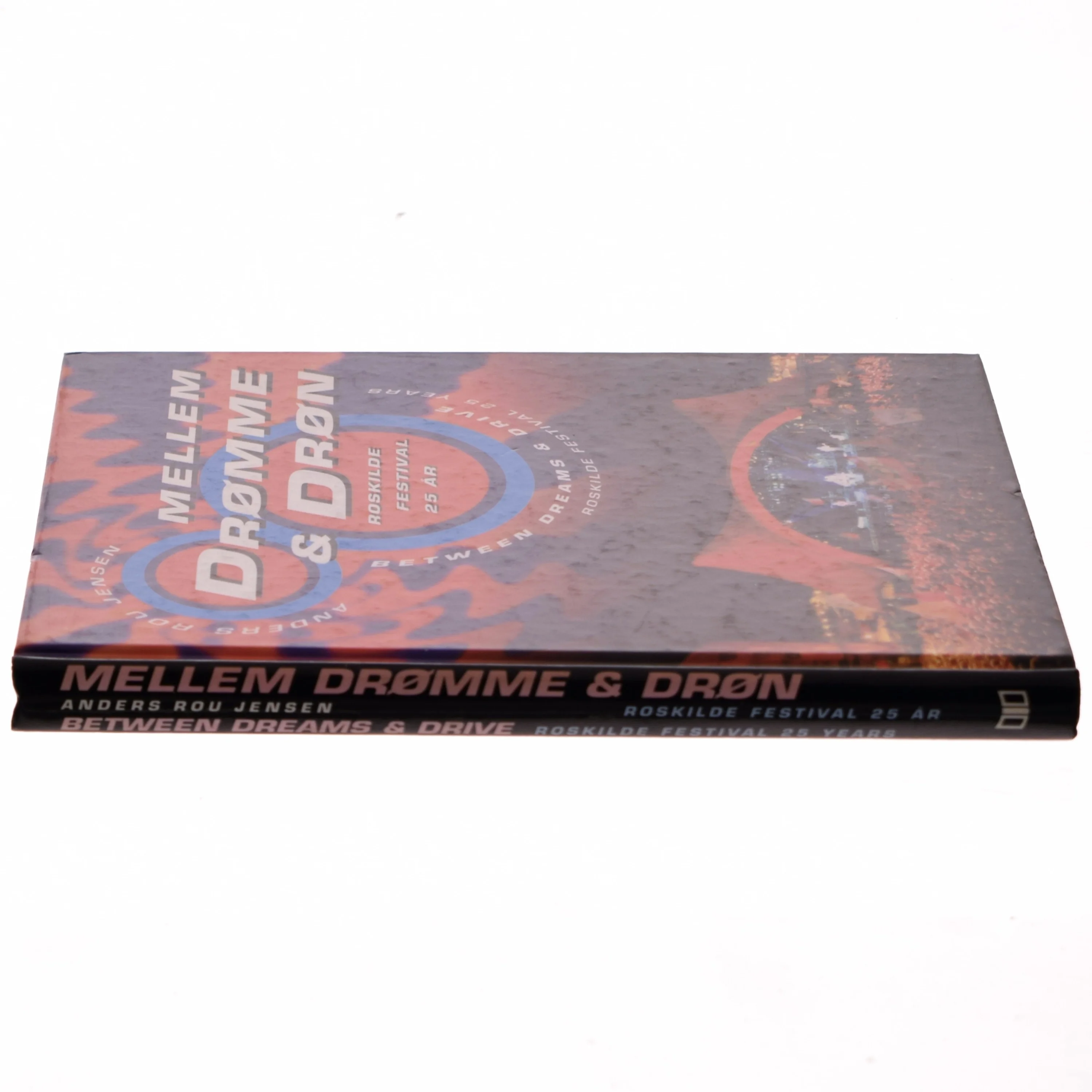 Mellem drømme & drøn : Roskilde Festival 25 år af Anders Rou Jensen (Bog)