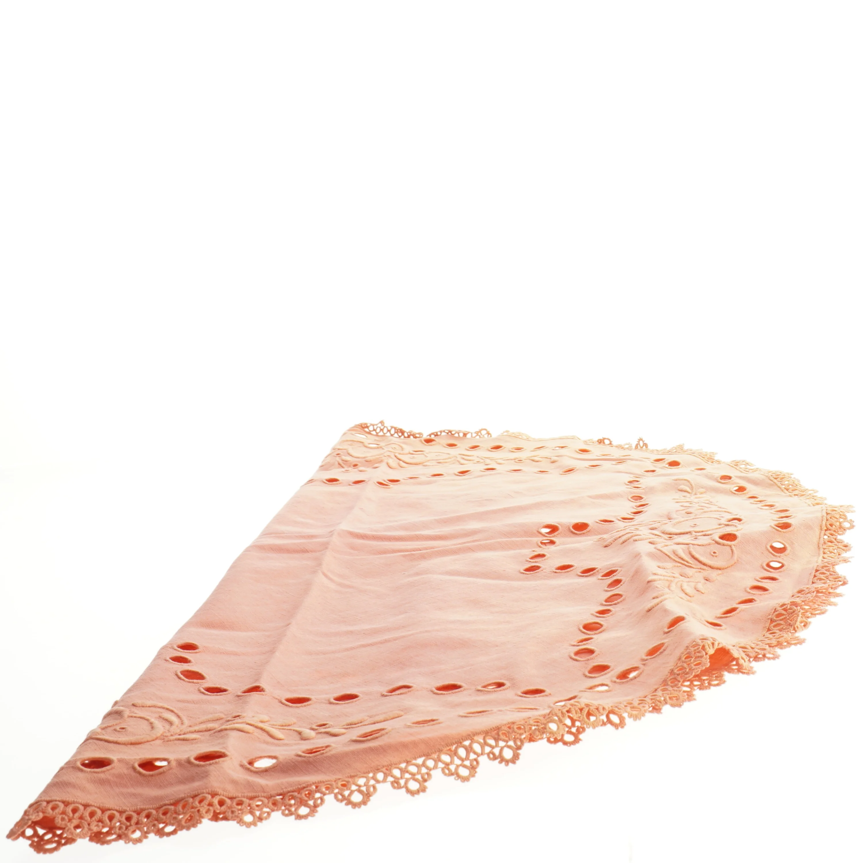 Hæklet dug i ferskenfarve (str. 64 cm)