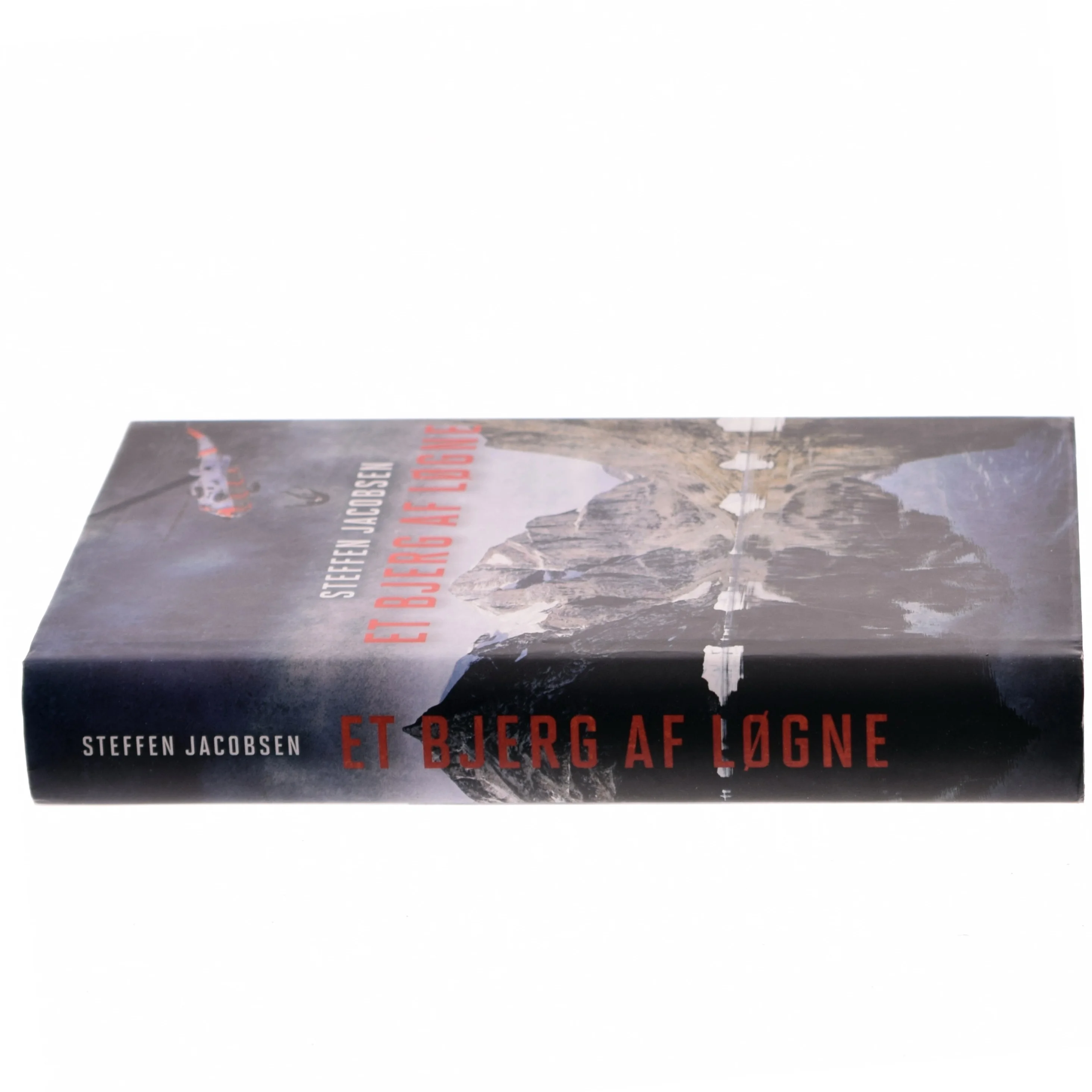 Et bjerg af løgne : spændingsroman af Steffen Jacobsen (f. 1956) (Bog)