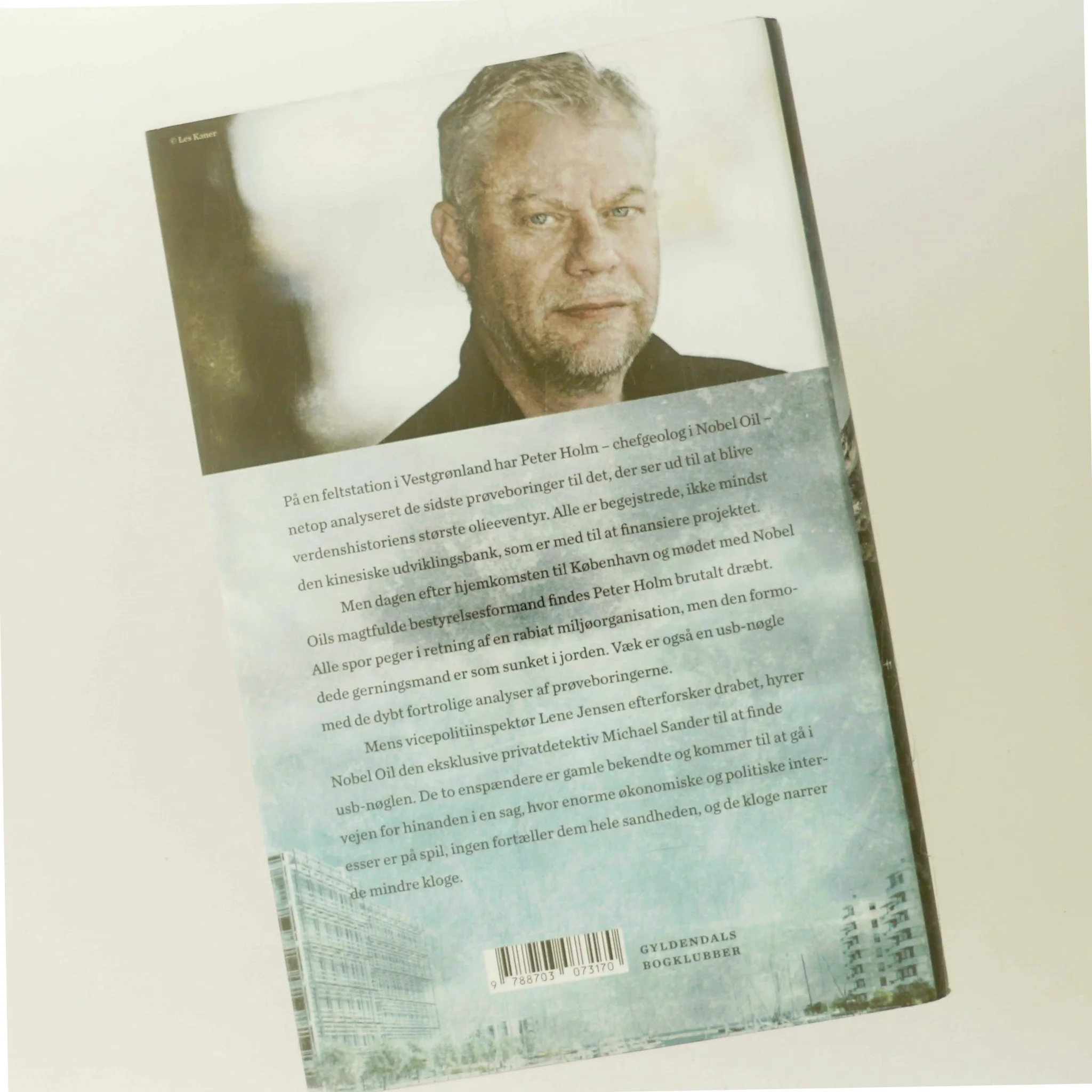 Et bjerg af løgne : spændingsroman af Steffen Jacobsen (f. 1956) (Bog)