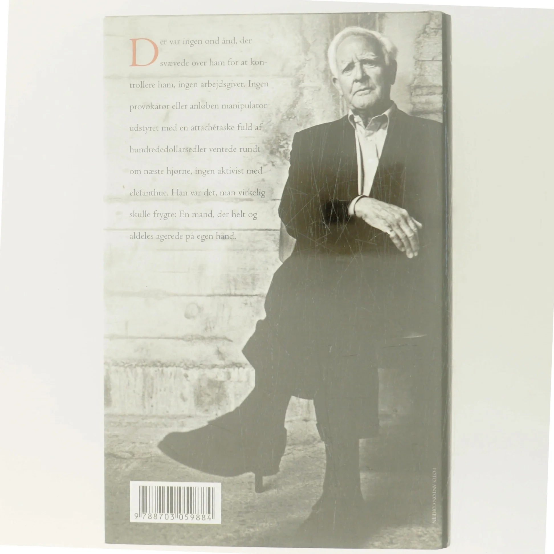 En skrøbelig sandhed : spændingsroman af John Le Carré (Bog)