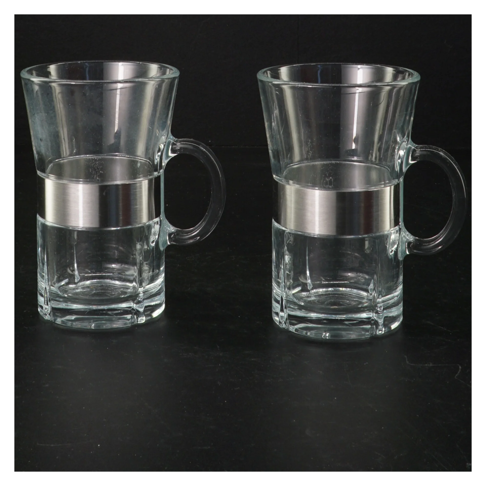 Glas krus med metallisk bånd (str. H 11,5 cm)