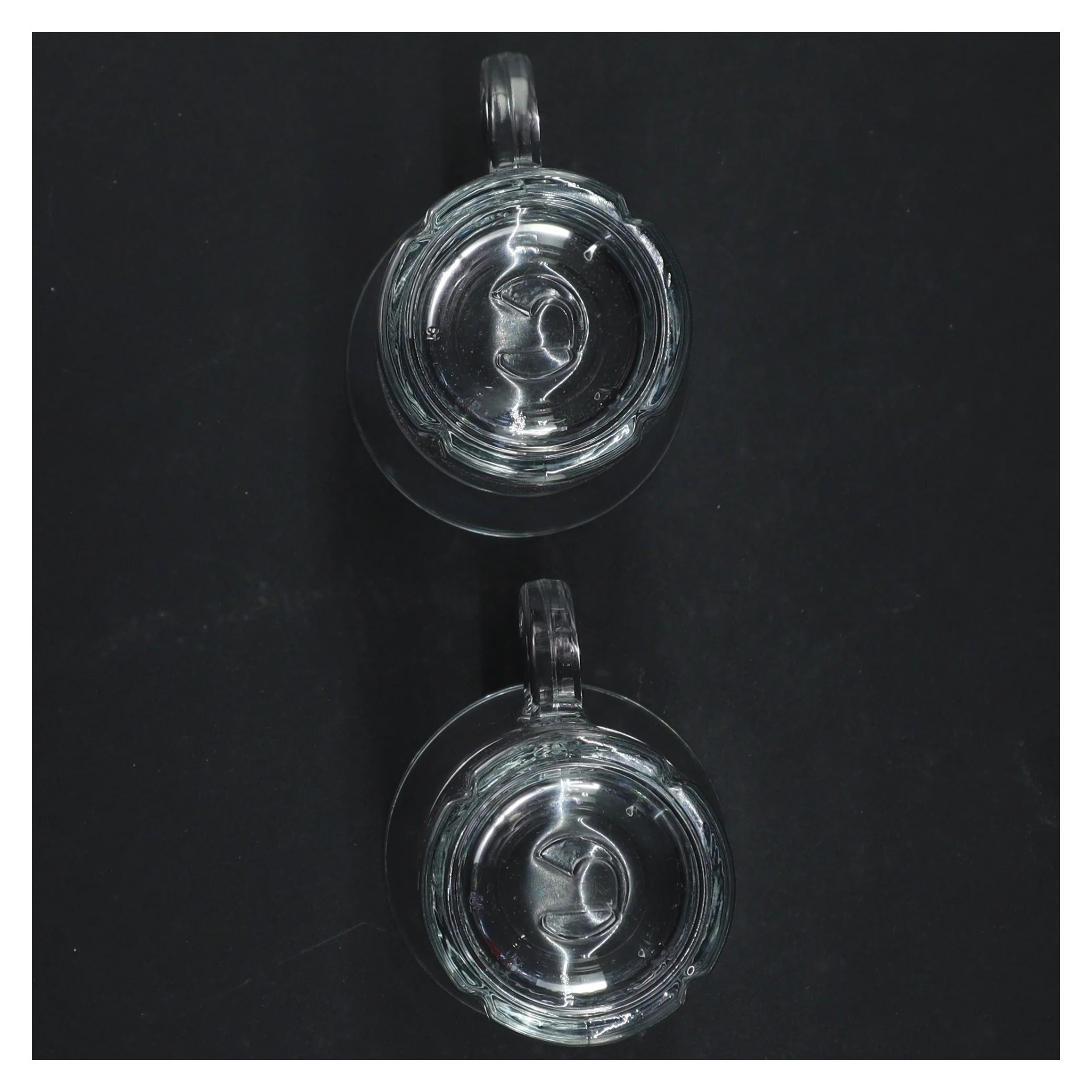 Glas krus med metallisk bånd (str. H 11,5 cm)