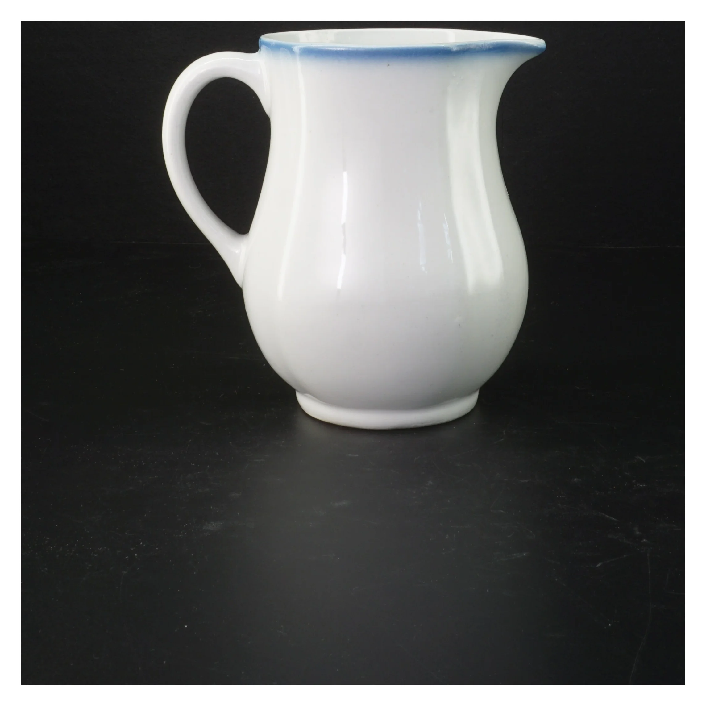 Porcelænskande med blåt blomstermønster fra Arabia (str. 16 cm)