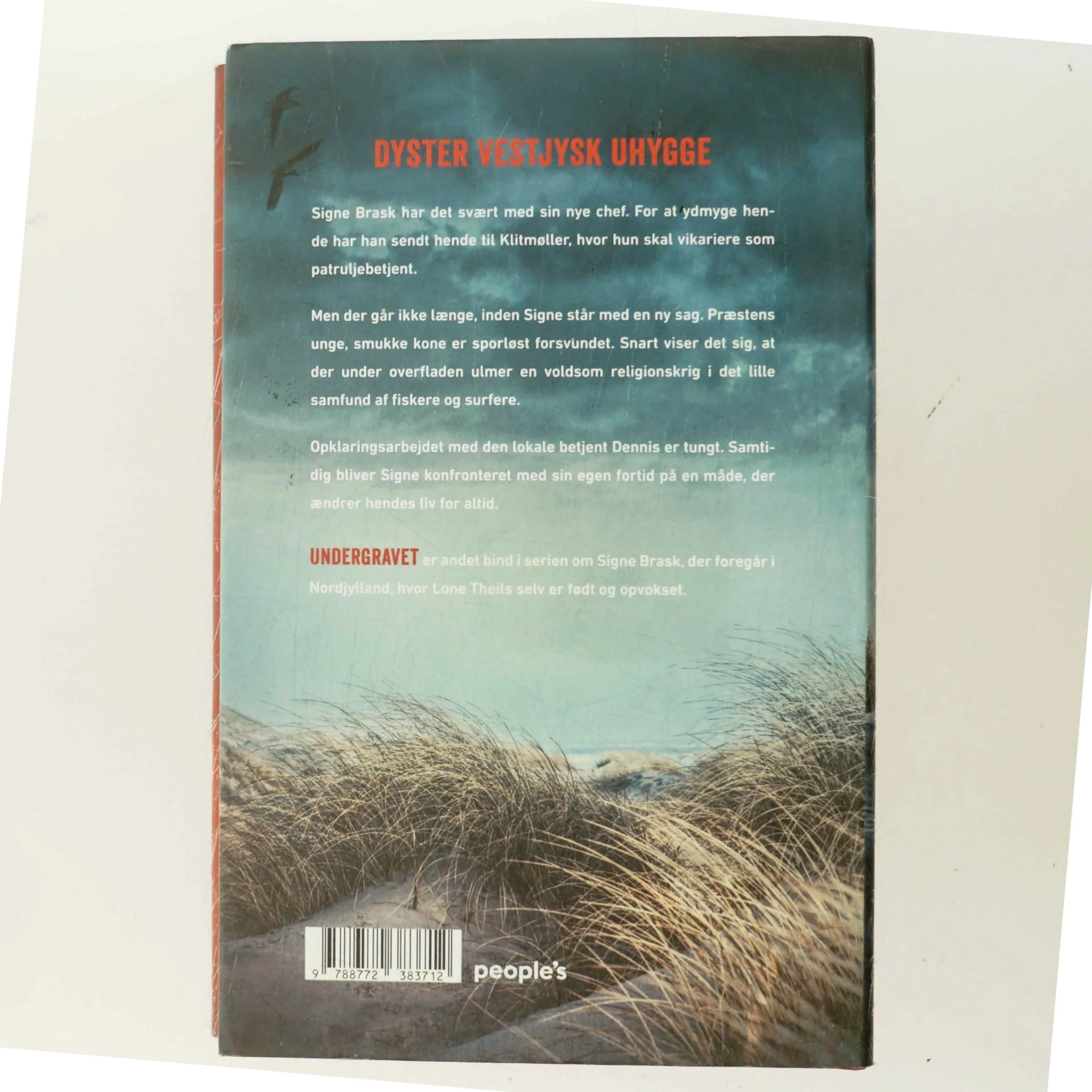 Undergravet : krimi af Lone Theils (Bog)