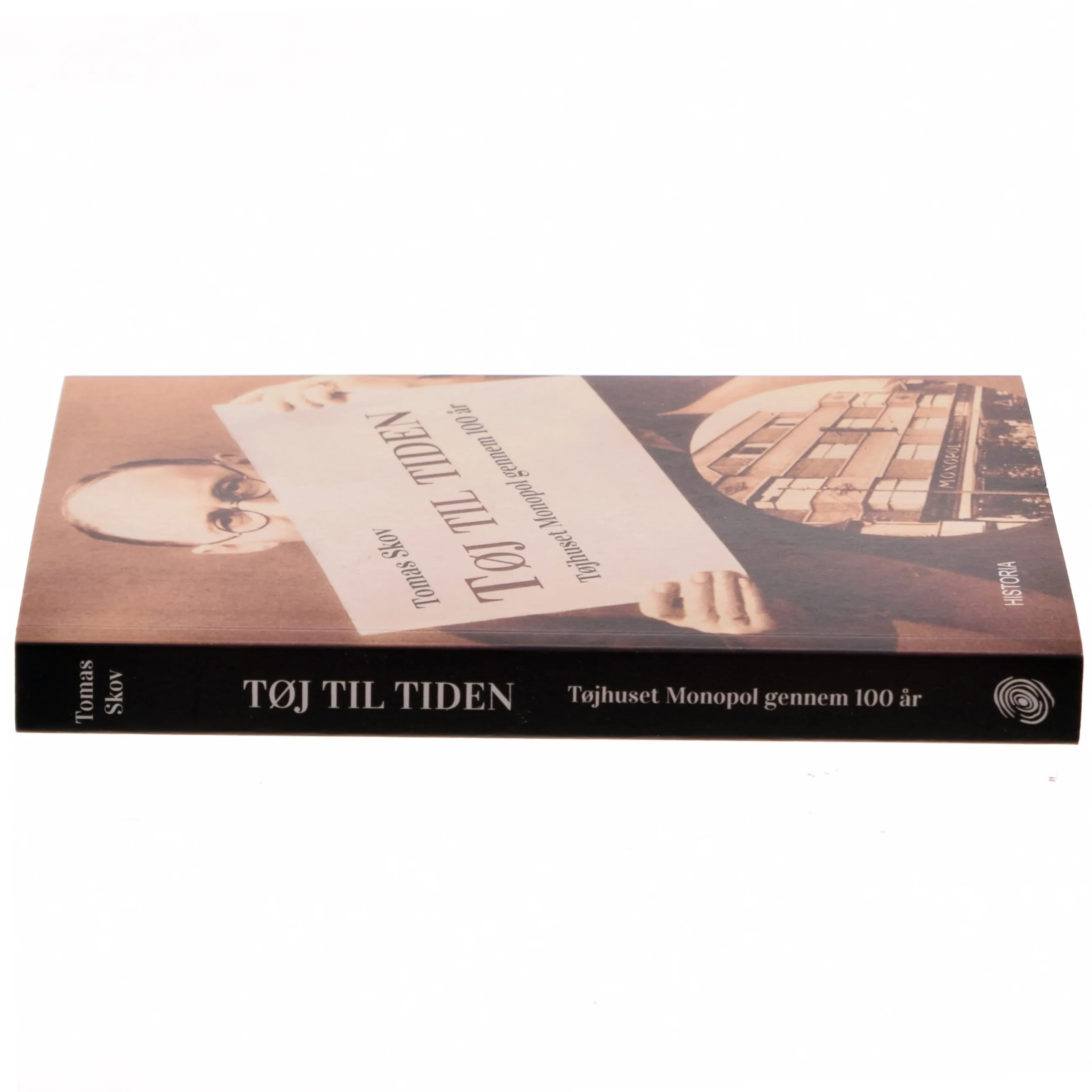 Tøj til tiden : tøjhuset Monopol gennem 100 år af Tomas Skov (Bog)