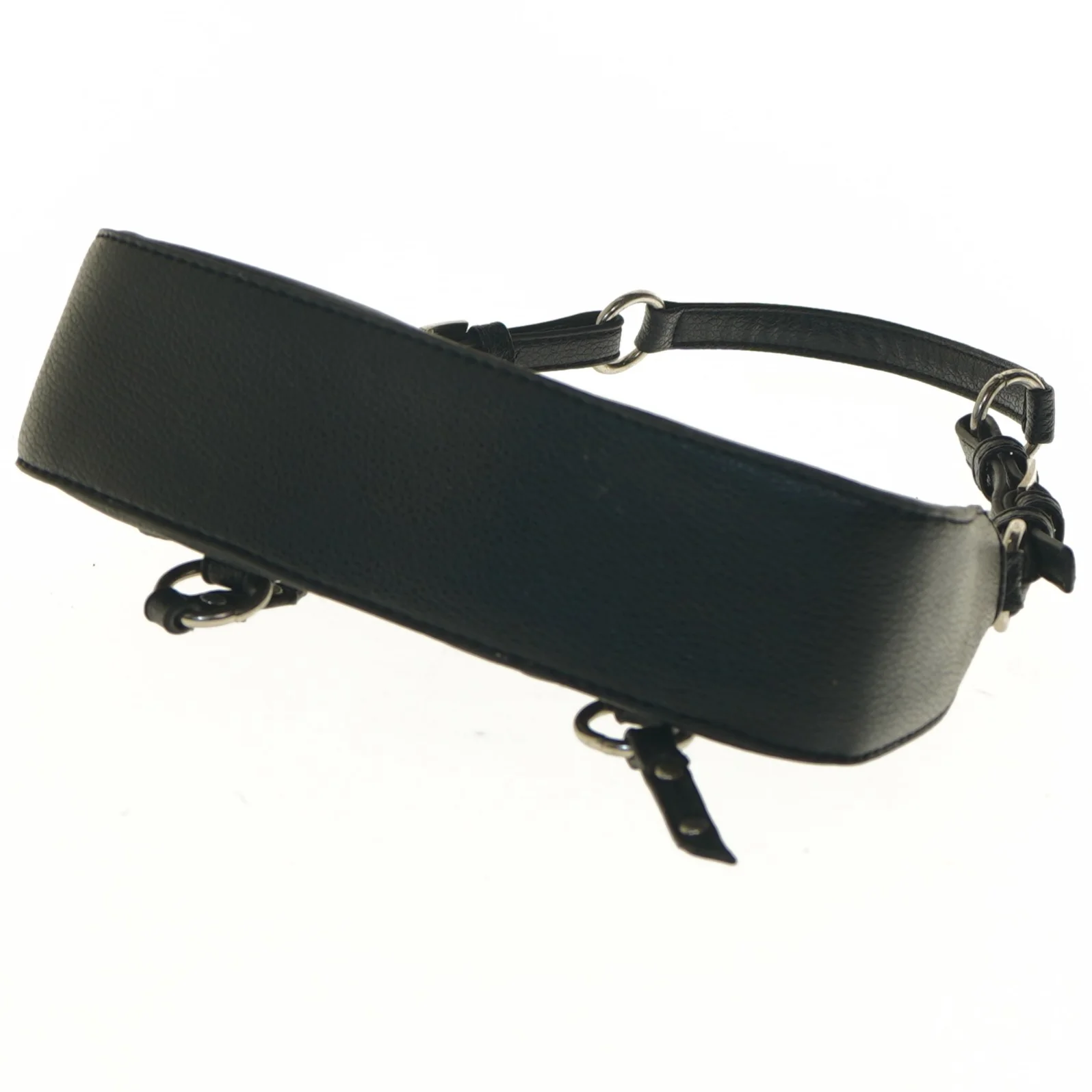 Sort skuldertaske med nitter (str. 10x6x21 cm)