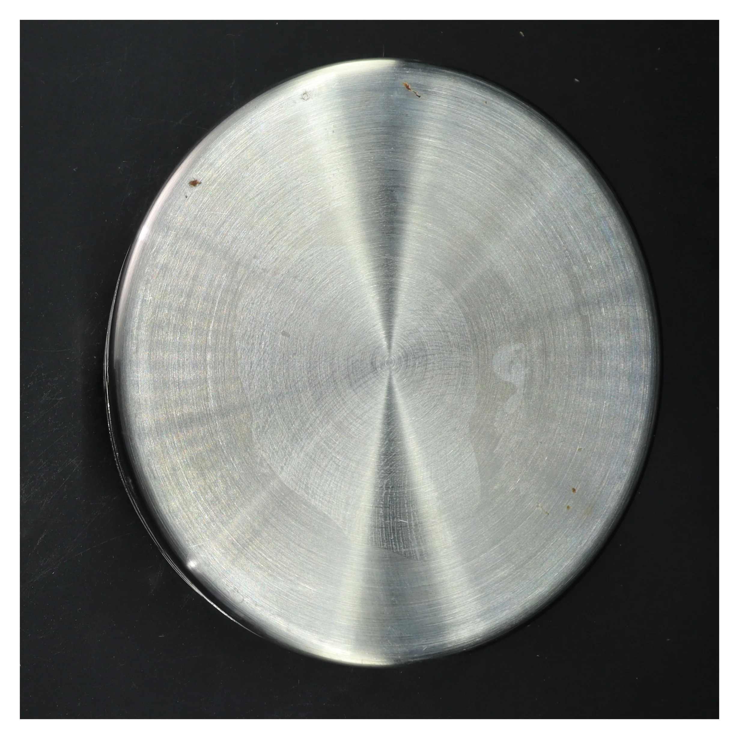 Rund dekorativ skål i metal (str. Ø 18,5 cm)