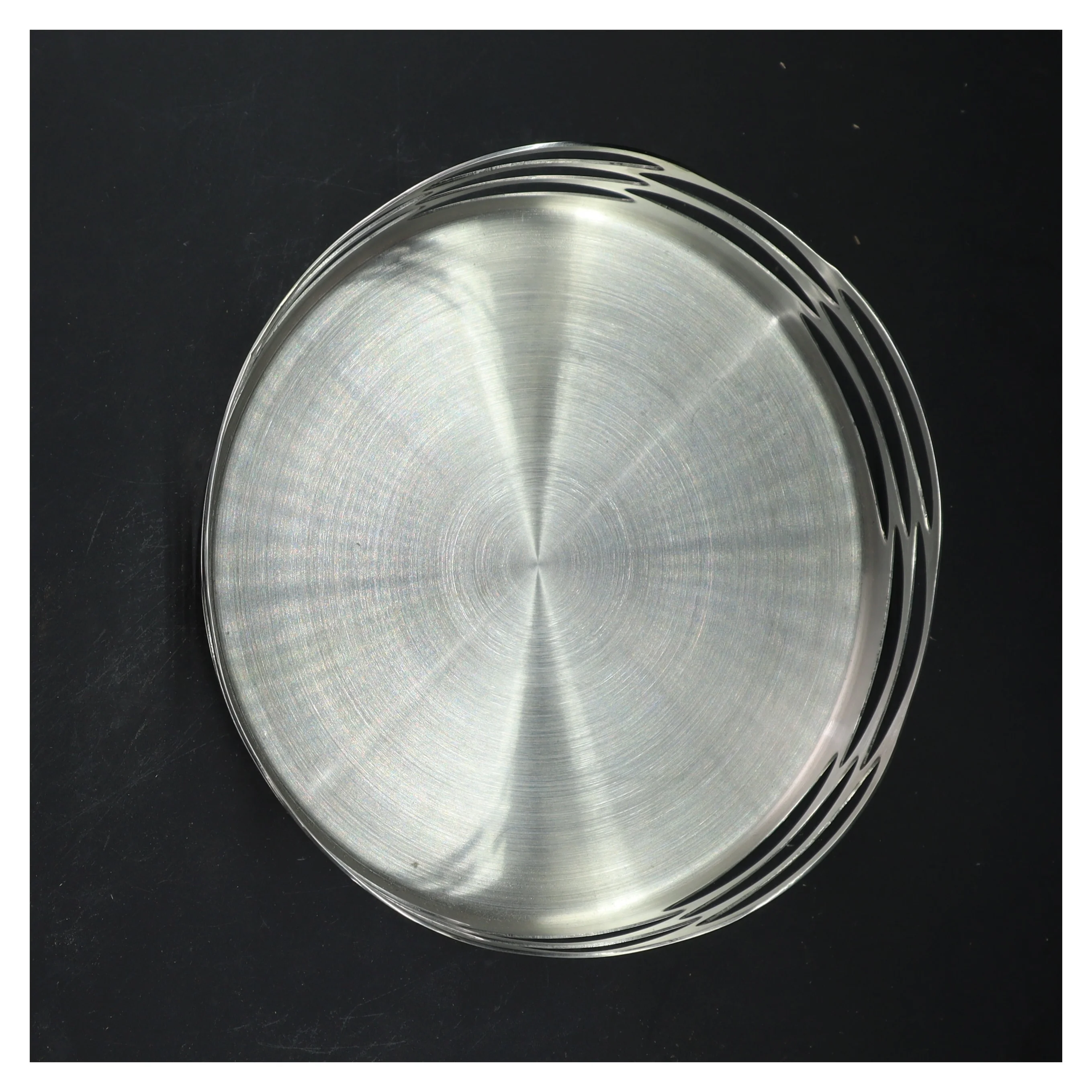 Rund dekorativ skål i metal (str. Ø 18,5 cm)