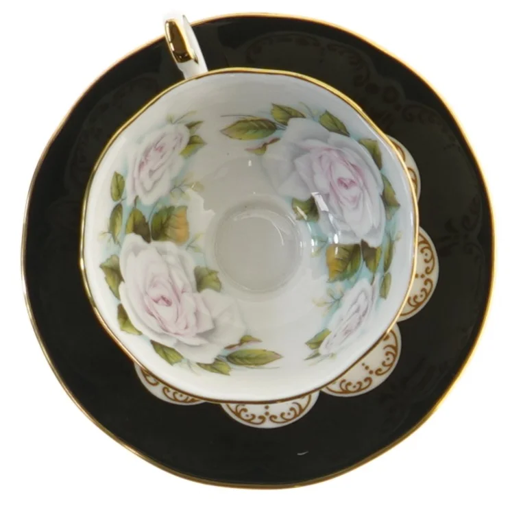 Tekop og underkop med blomstermønster fra Queens (str. Ø 14,5 og Ø 10x6 cm)