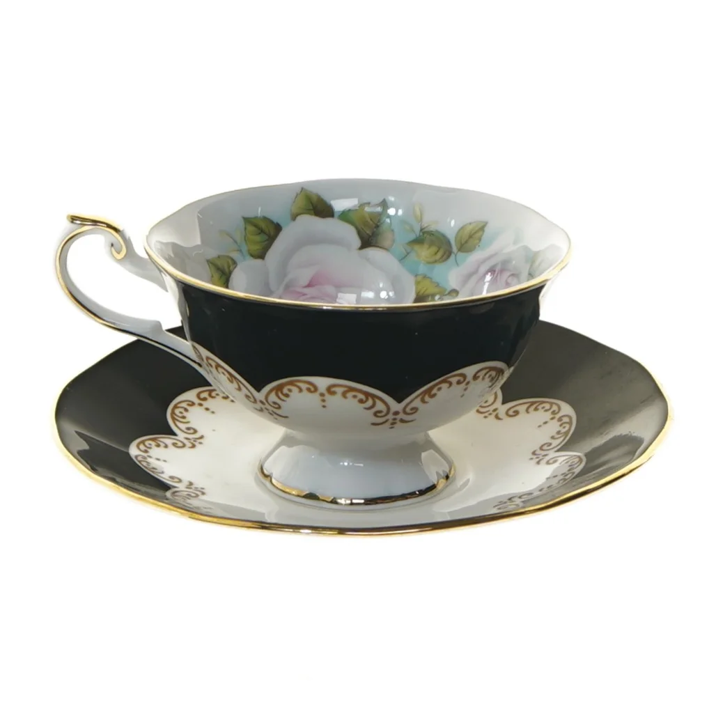 Tekop og underkop med blomstermønster fra Queens (str. Ø 14,5 og Ø 10x6 cm)