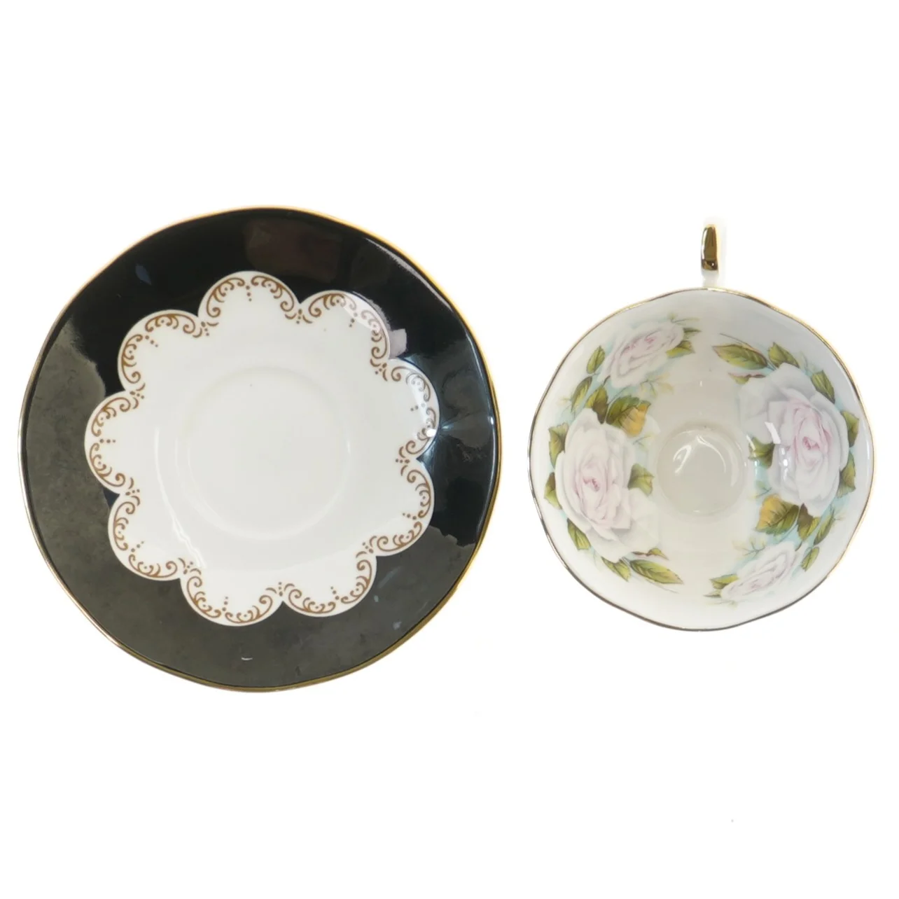 Tekop og underkop med blomstermønster fra Queens (str. Ø 14,5 og Ø 10x6 cm)