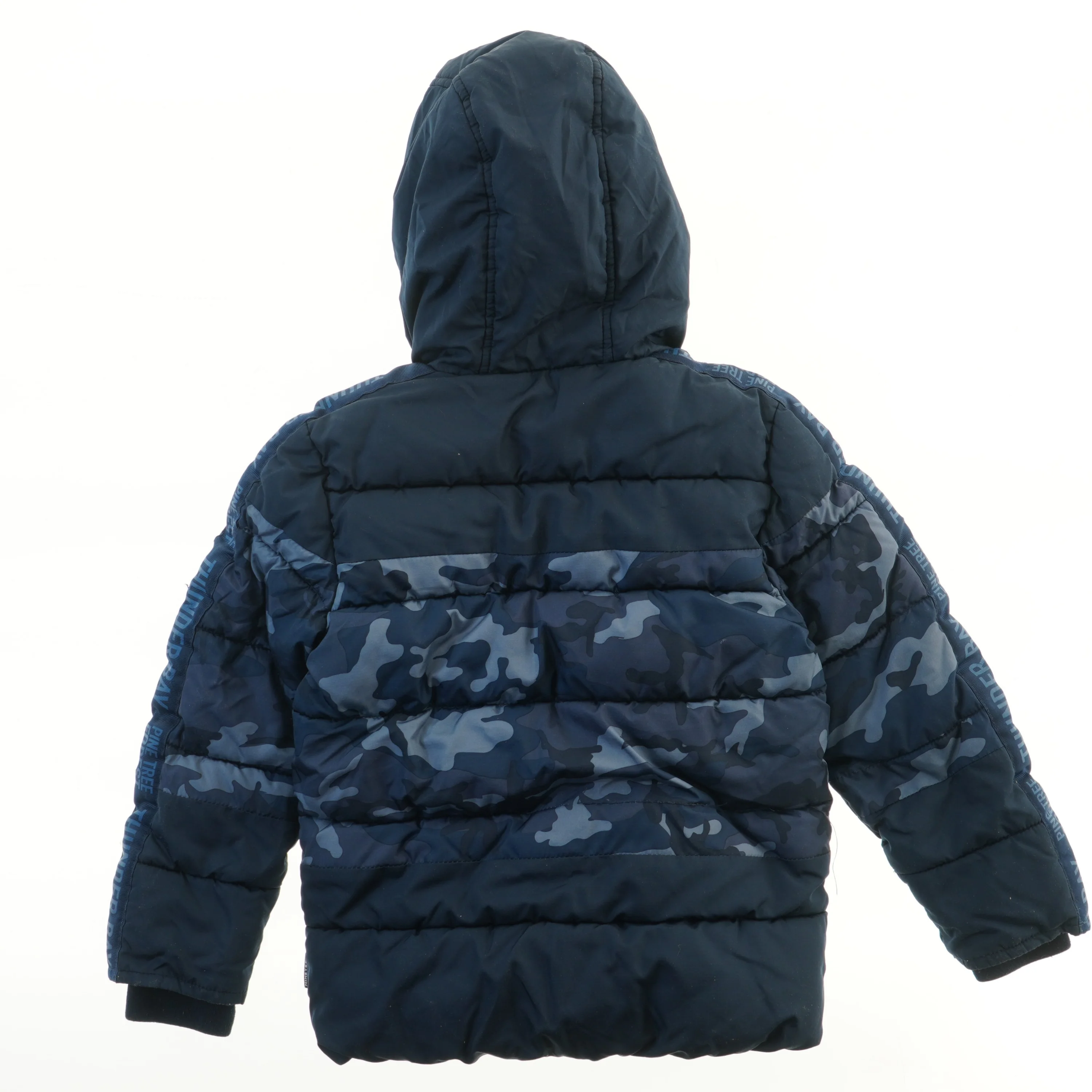 Vinterjakke med camouflage-mønster fra We (str. 110)