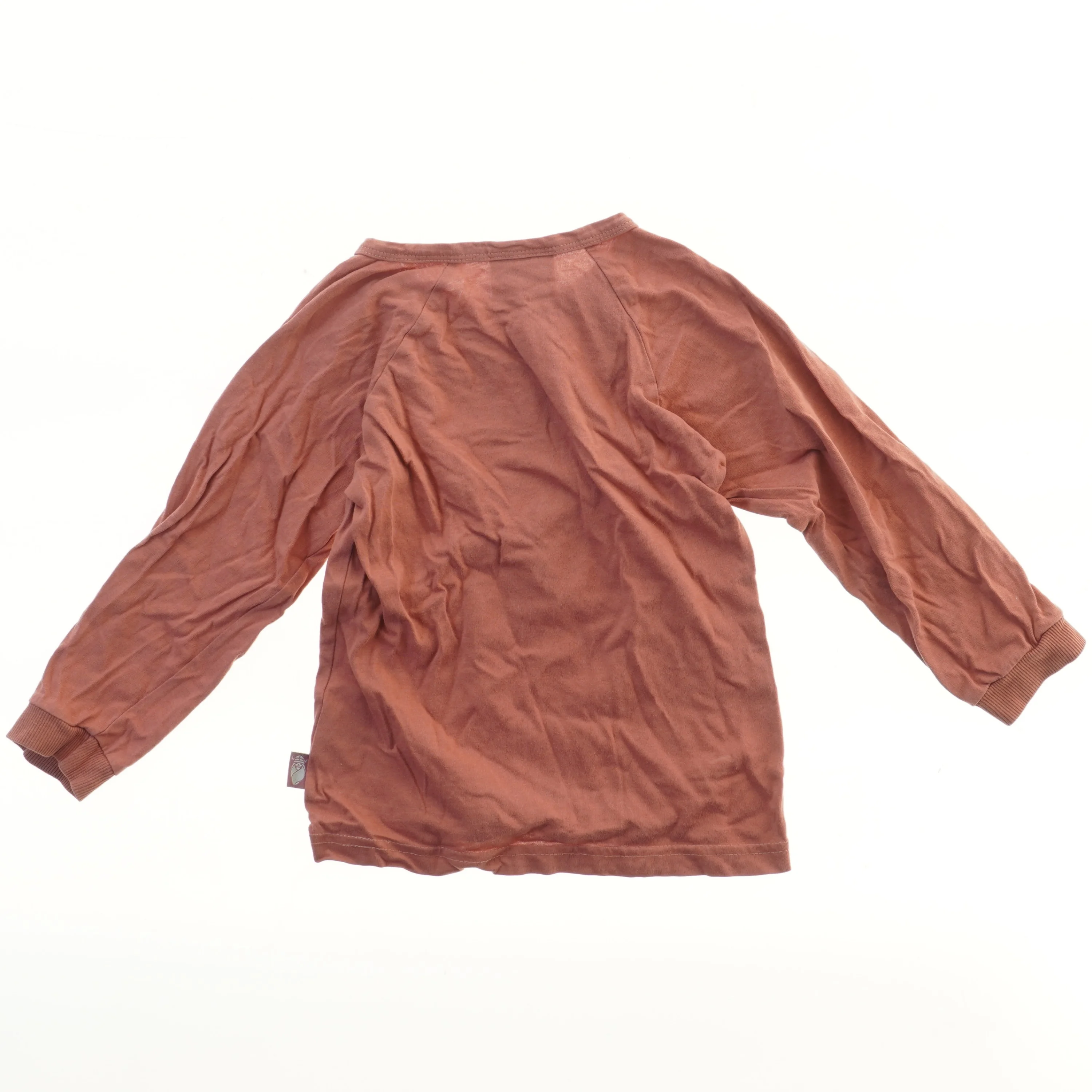 Langærmet bluse med vikingemotiv fra Danefæ (str. 92)