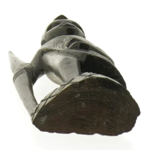 Træfigur af kvinde med spyd (str. 18,5 cm)