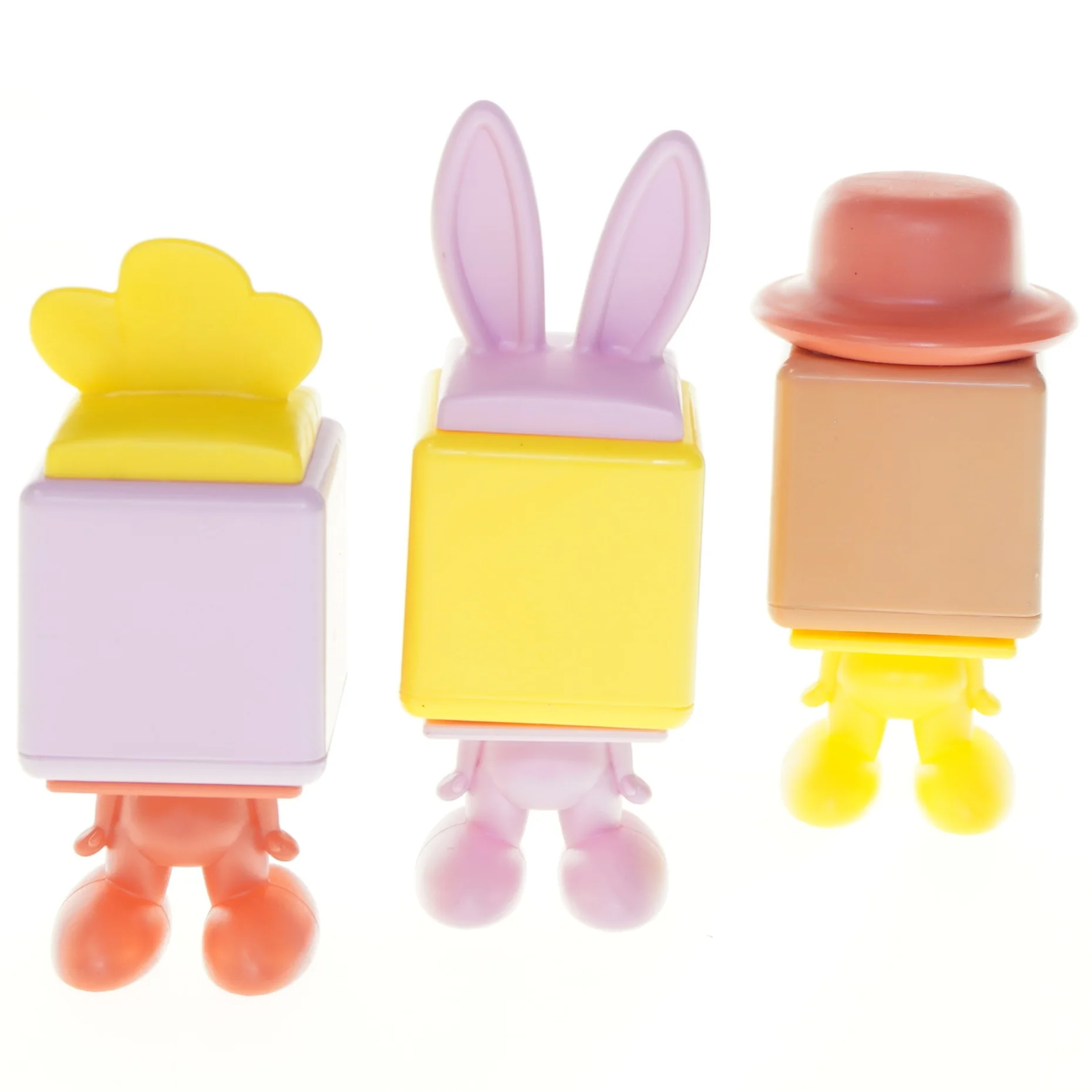 Farverige plastfigurer med dyreansigter (str. 14 x 5 cm)